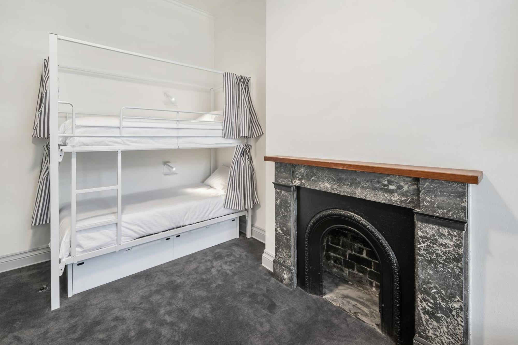 Bed in 6-Bed Mixed Dormitory Room photo 1