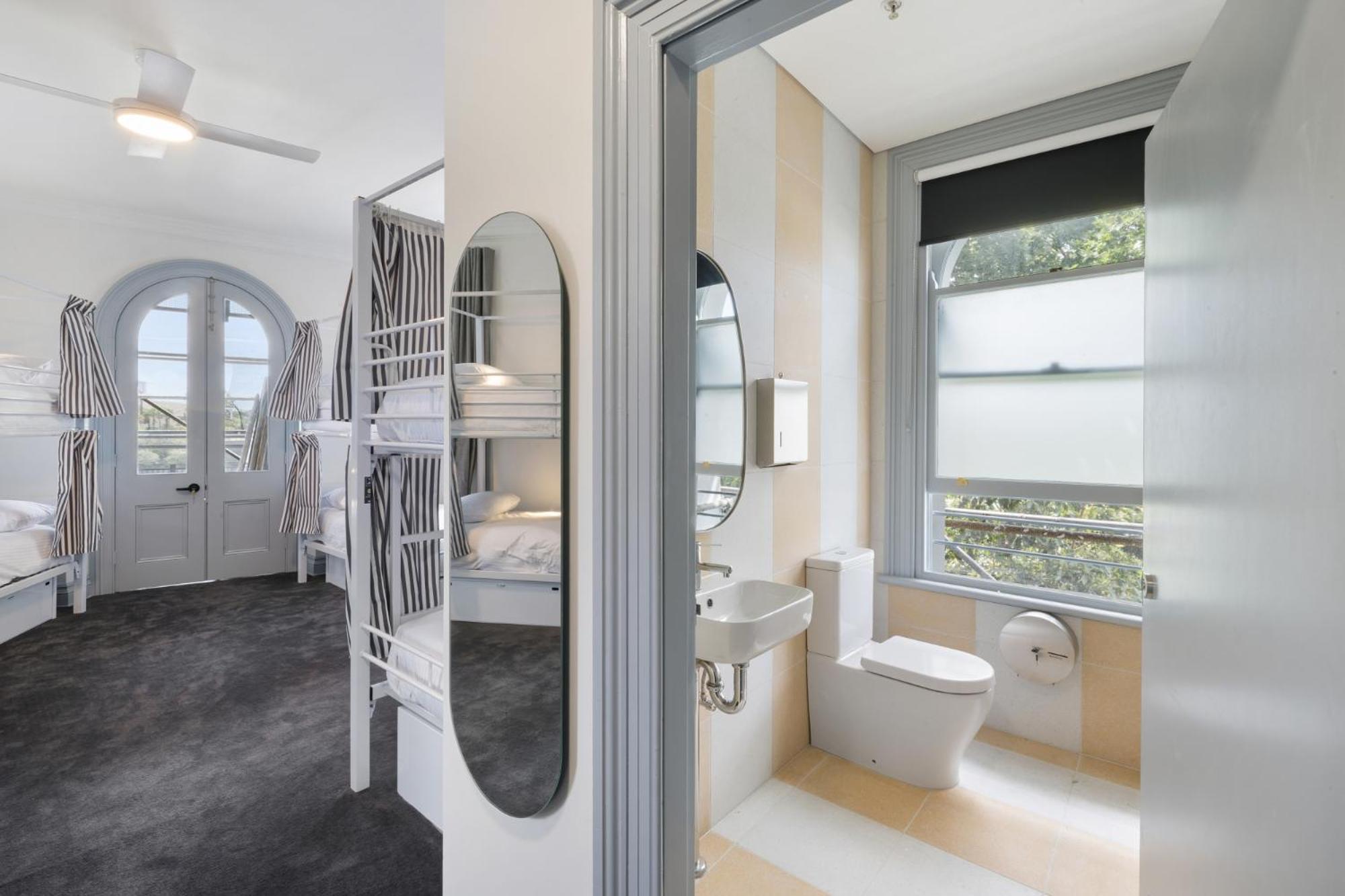 Bed in 10-Bed Deluxe Ensuite photo 2