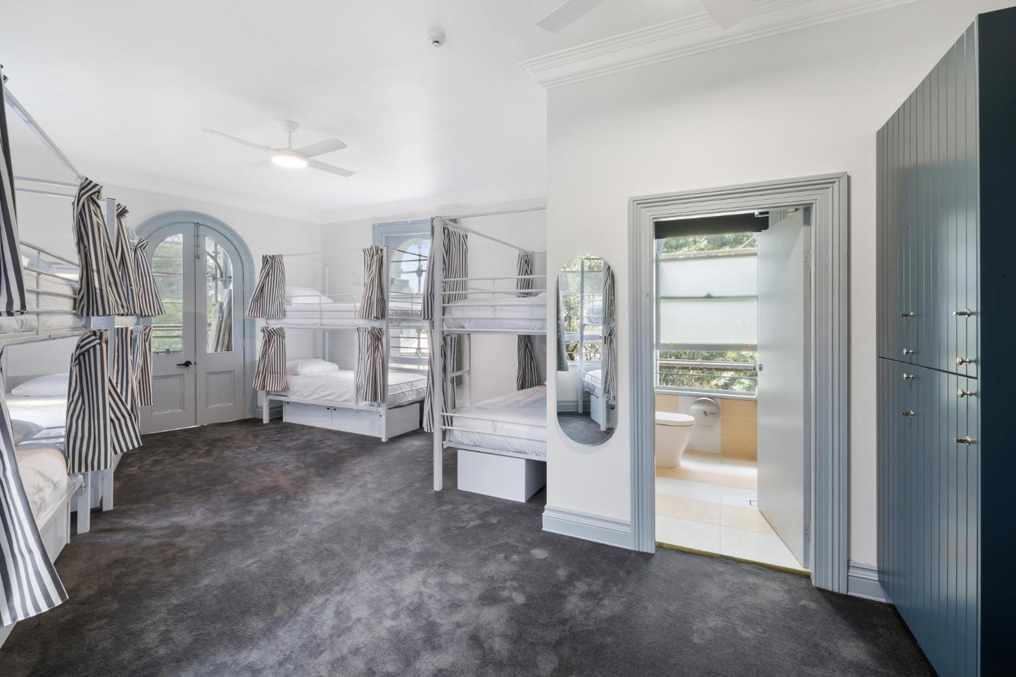 Bed in 10-Bed Deluxe Ensuite photo 1