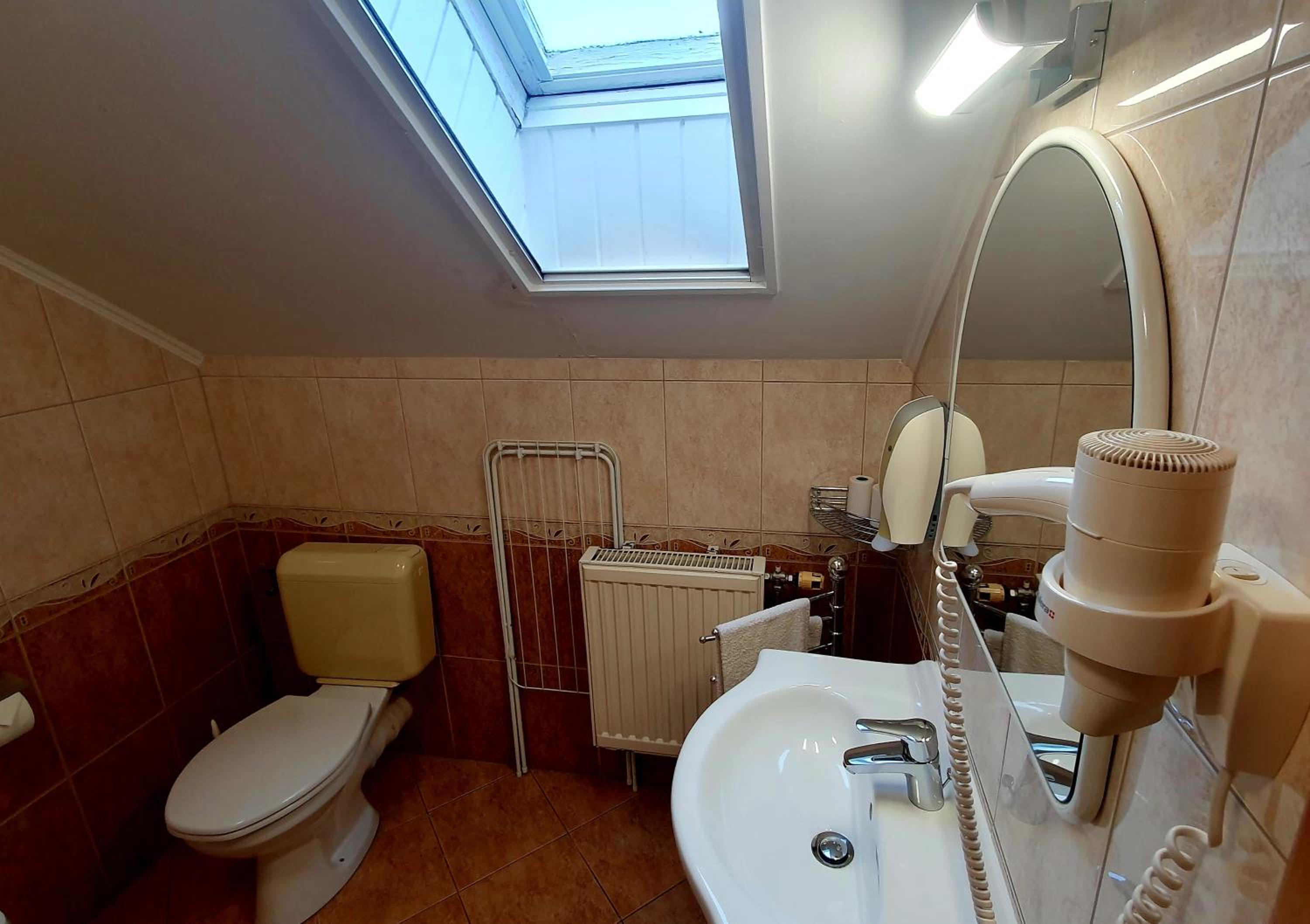 Standard Double or Twin Room - Photo 4