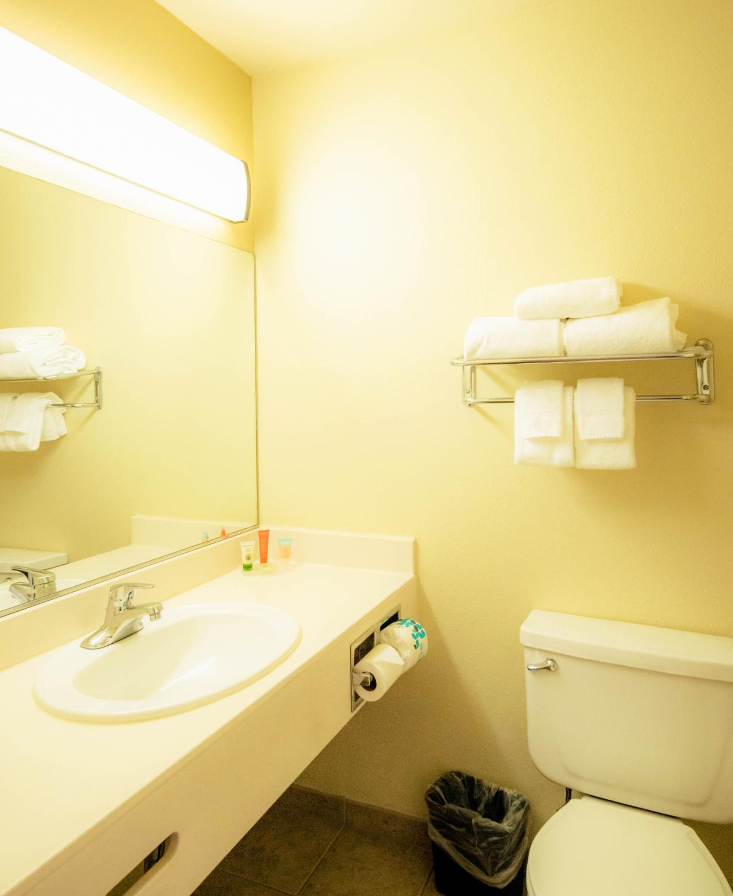 Standard Queen Room with Two Queen Beds - Non Smoking  - Photo 5