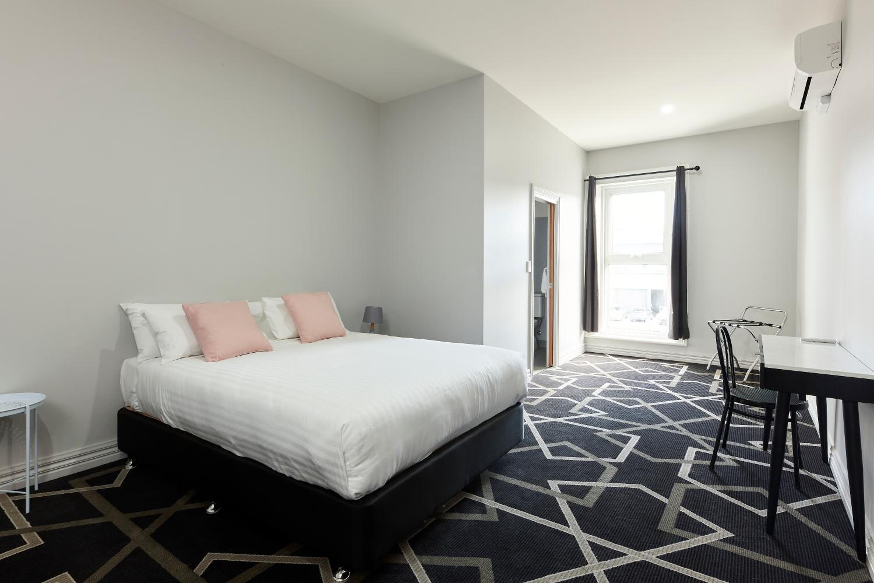 Queen Room - Photo 3