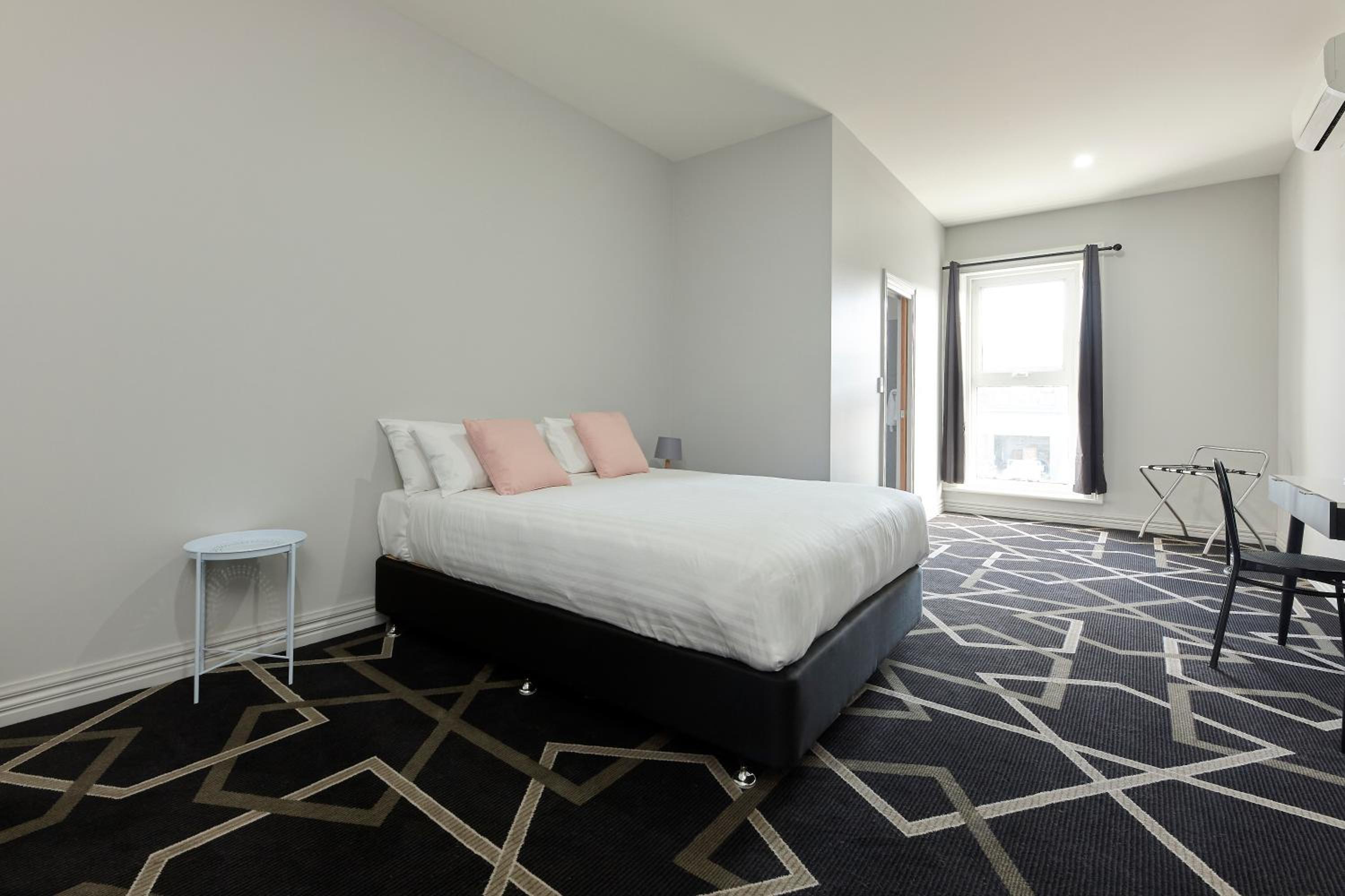 Queen Room - Photo 19