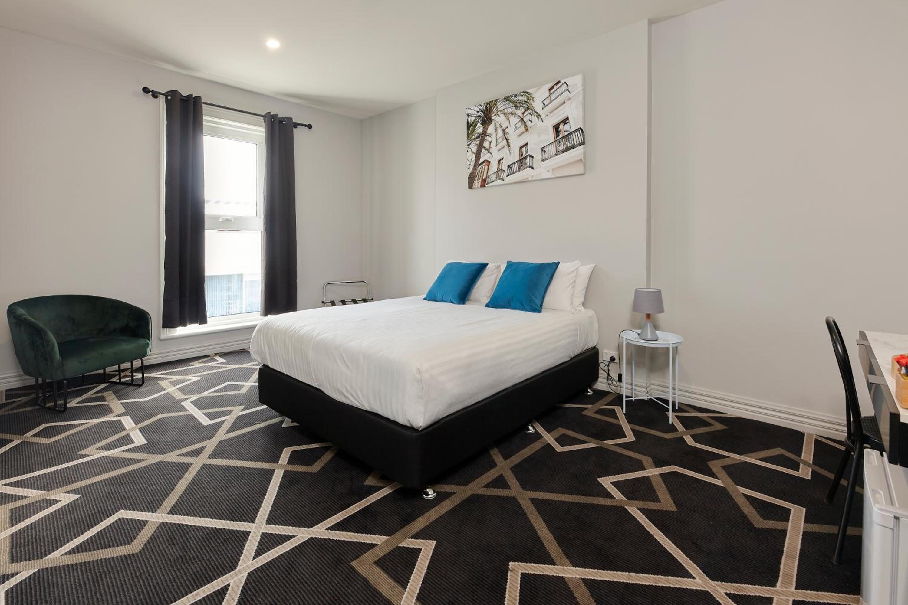 Queen Room - Photo 17