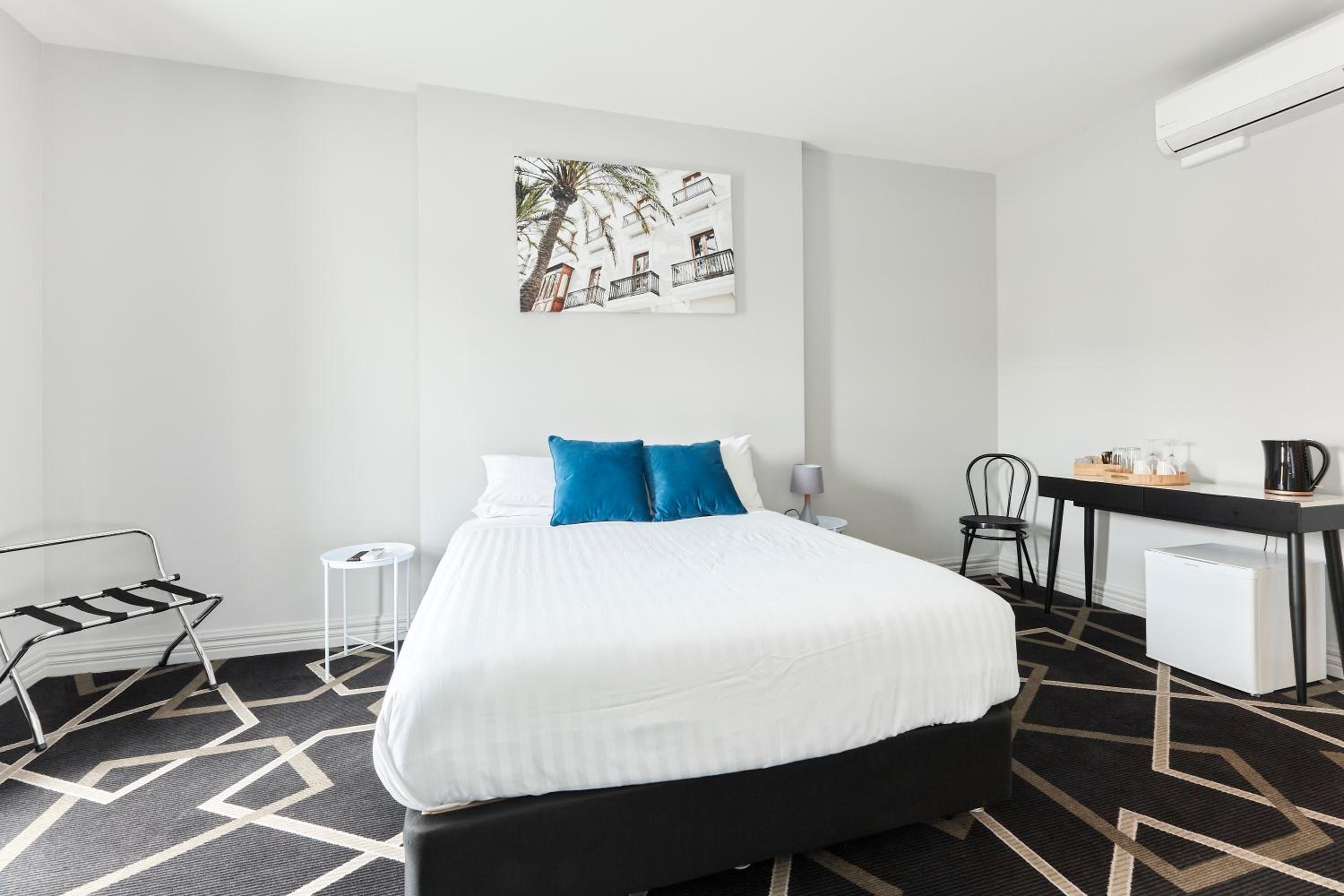 Queen Room - Photo 16