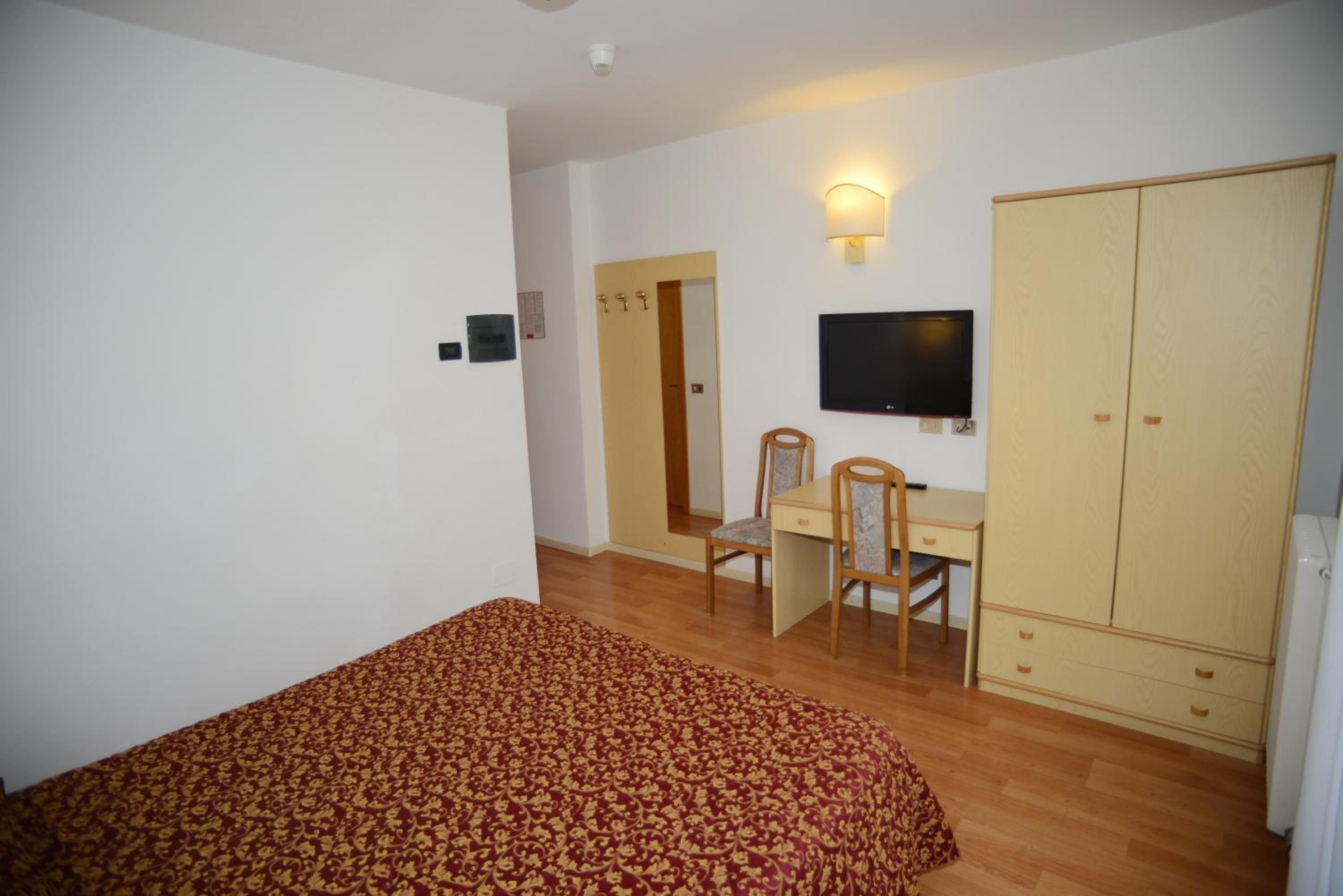 Standard Double or Twin Room photo 3
