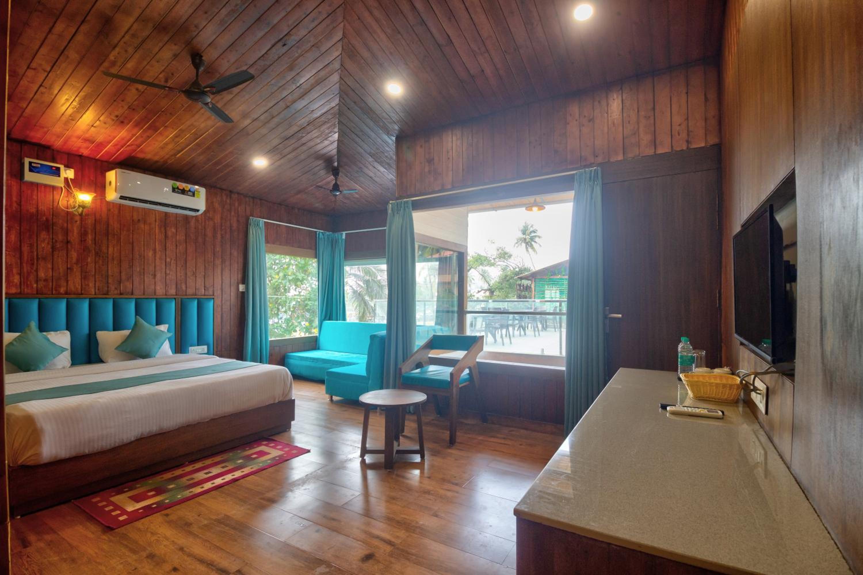 Superior King Suite - Photo 2