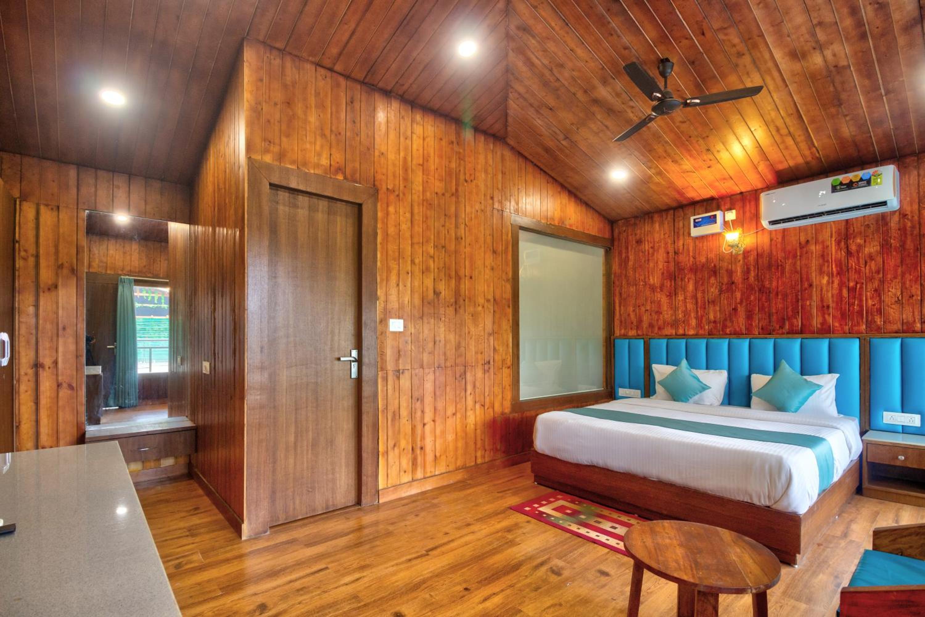 Superior King Suite - Photo 3