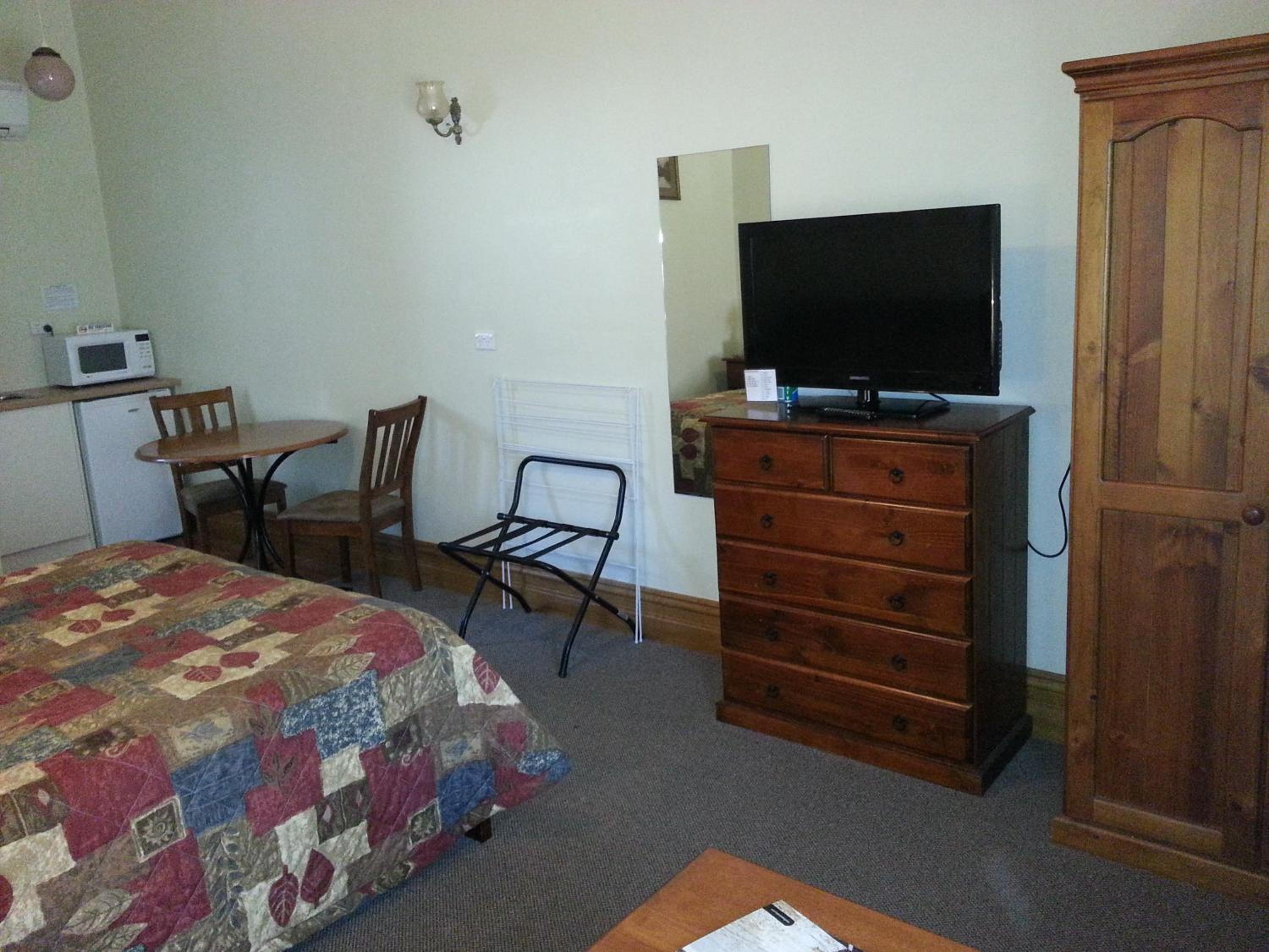 Deluxe Queen Studio with Kitchenette - Photo 4