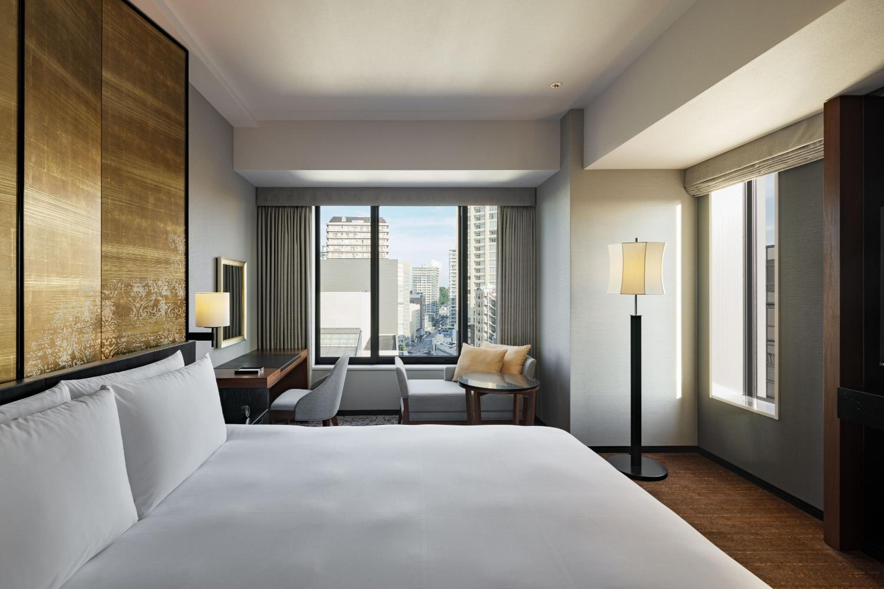 Corner King Room with City View - Photo 1