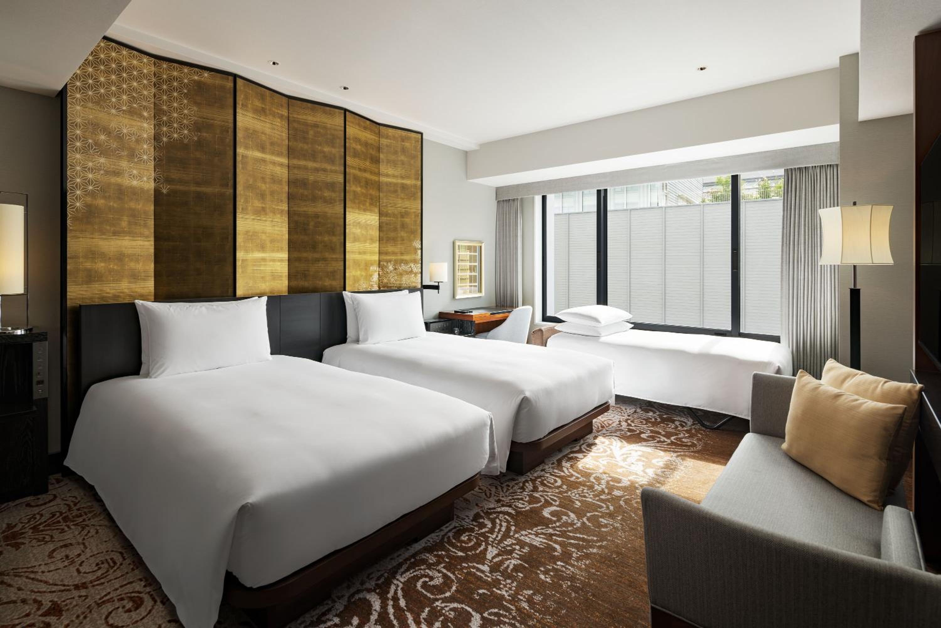Twin Room with Extra Bed and City View - Photo 1