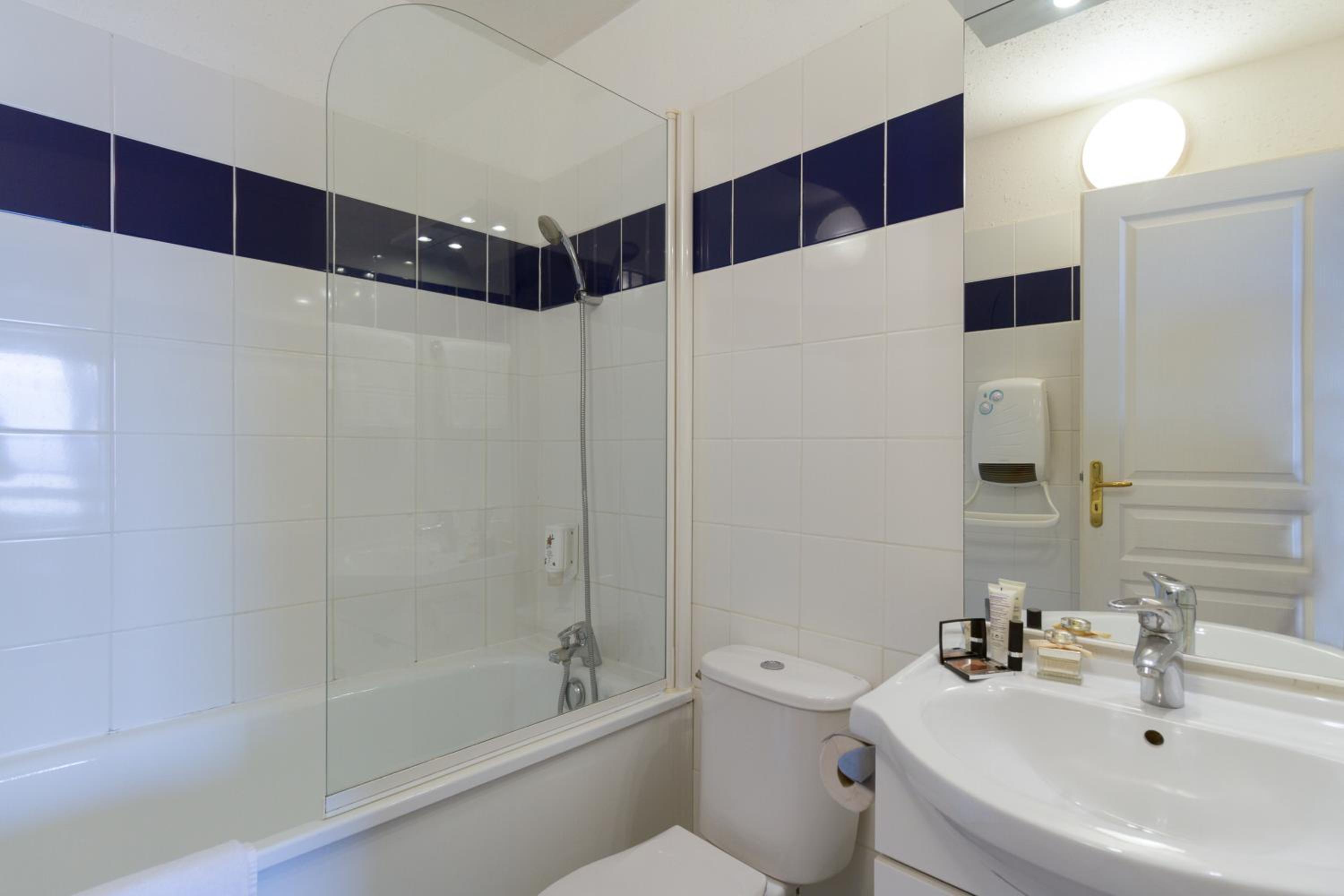 One-Bedroom Apartment (4 People) - Photo 2