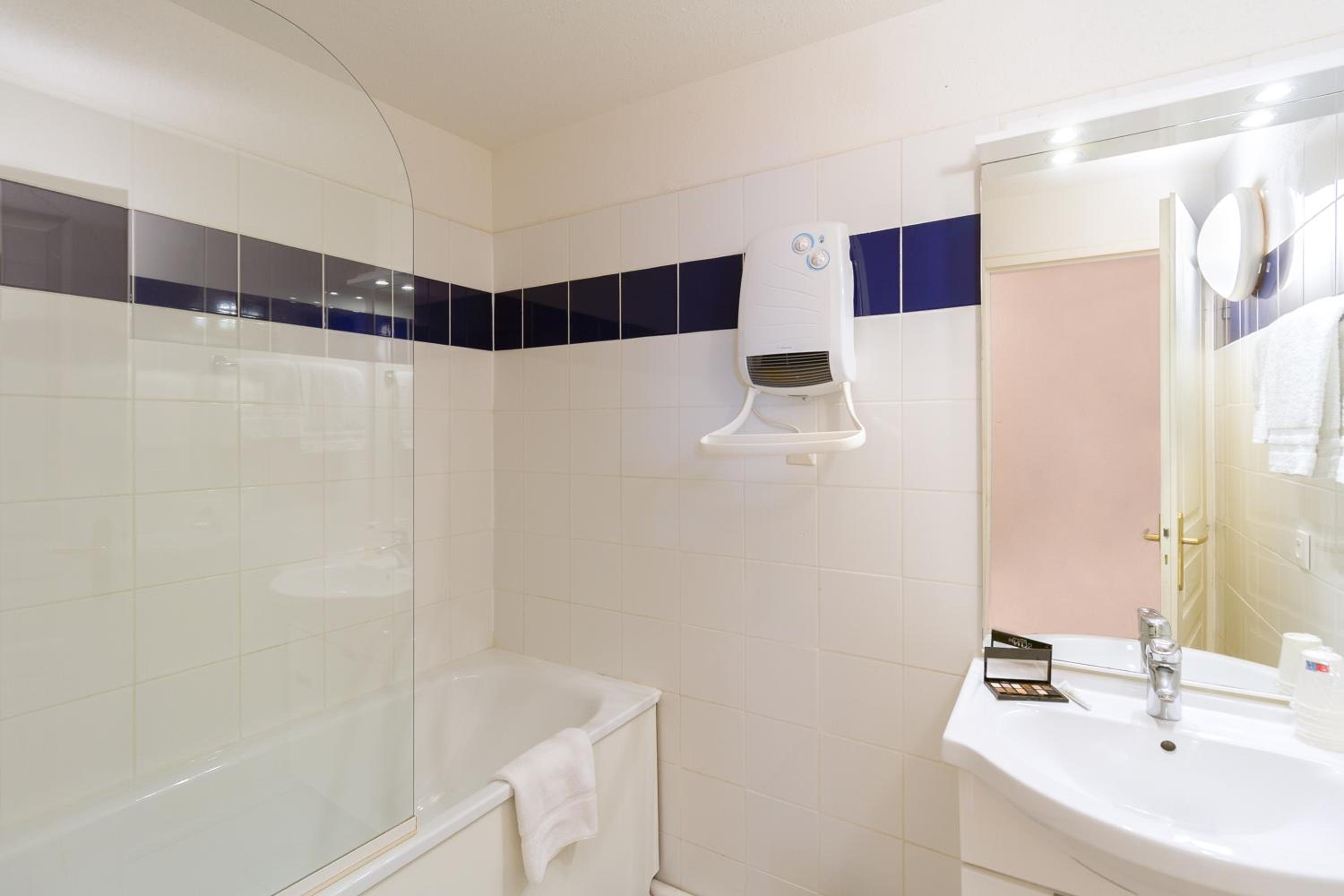 Two-Bedroom Apartment (6 People) - Photo 11