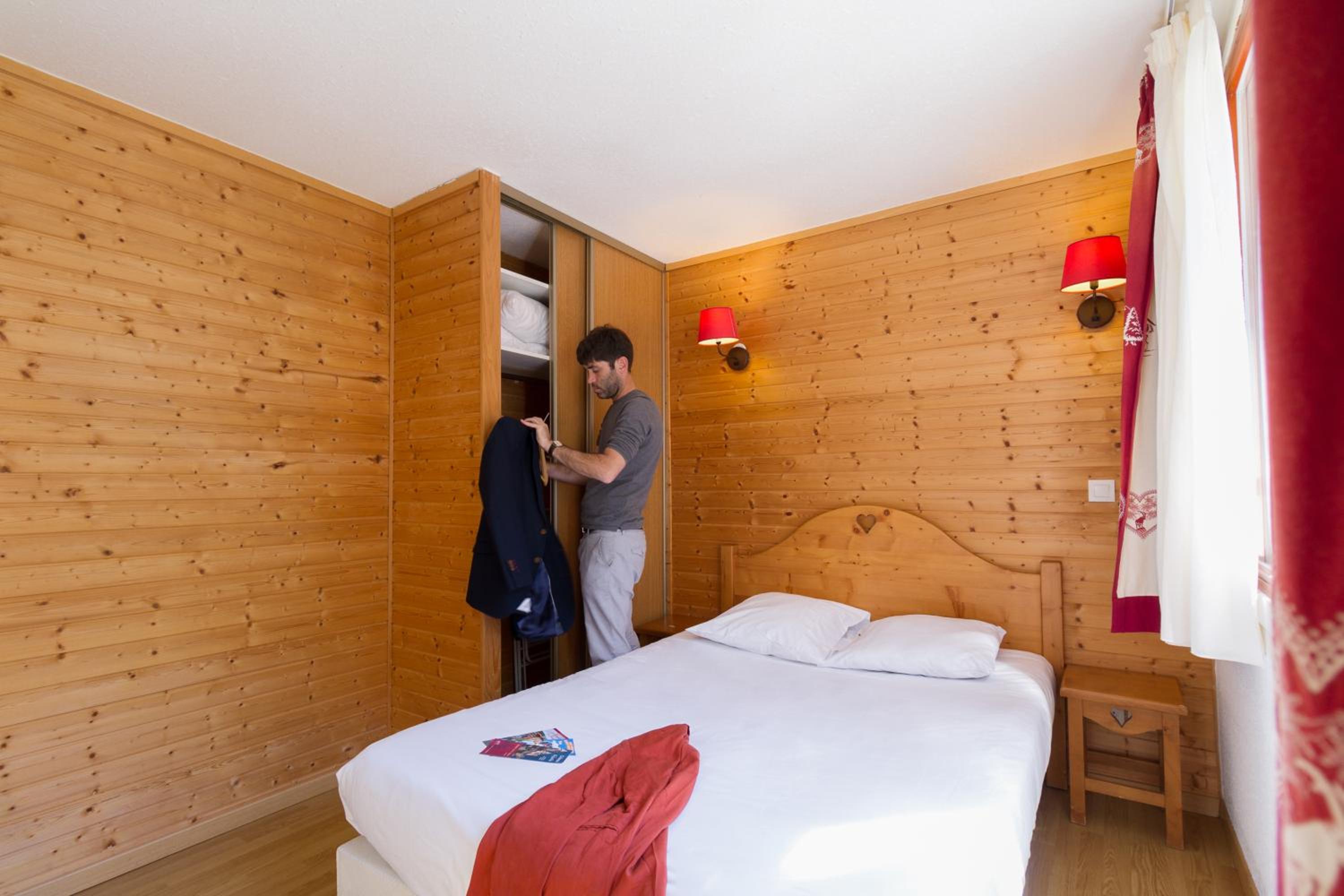Two-Bedroom Apartment (6 People) - Photo 10