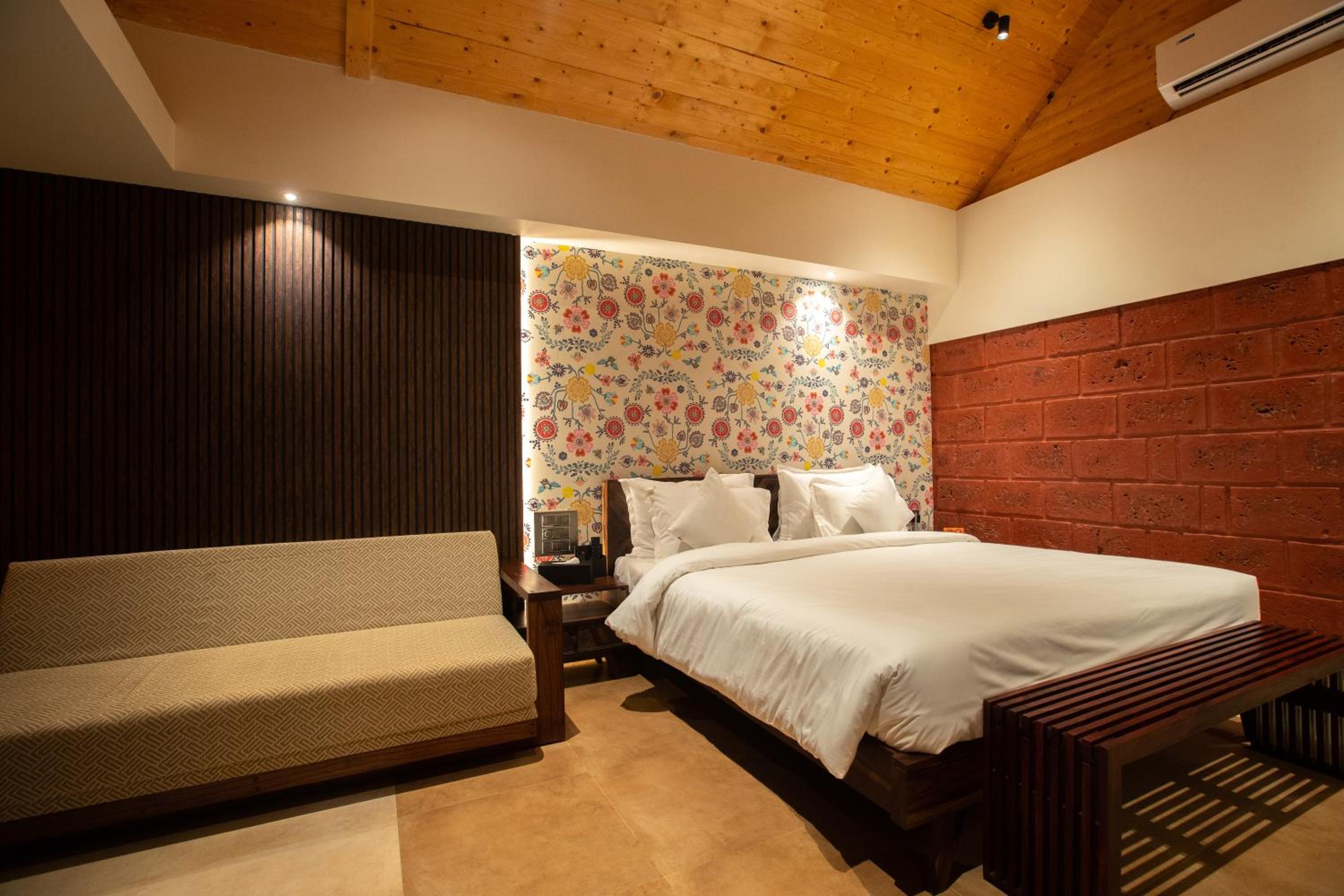 Deluxe Room - Photo 12
