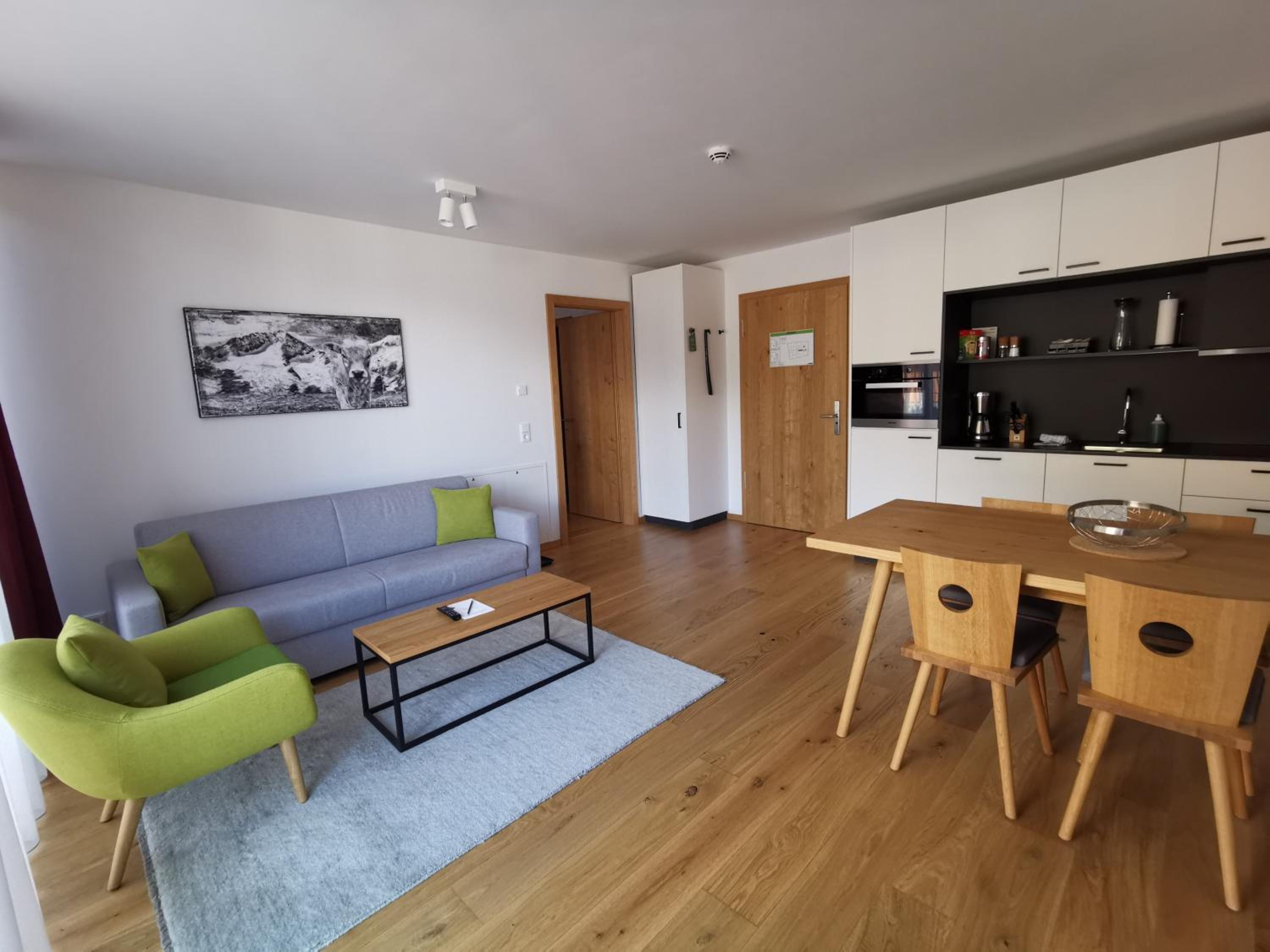 Executive Three-Bedroom Apartment with Balcony or Terrace - Photo 3