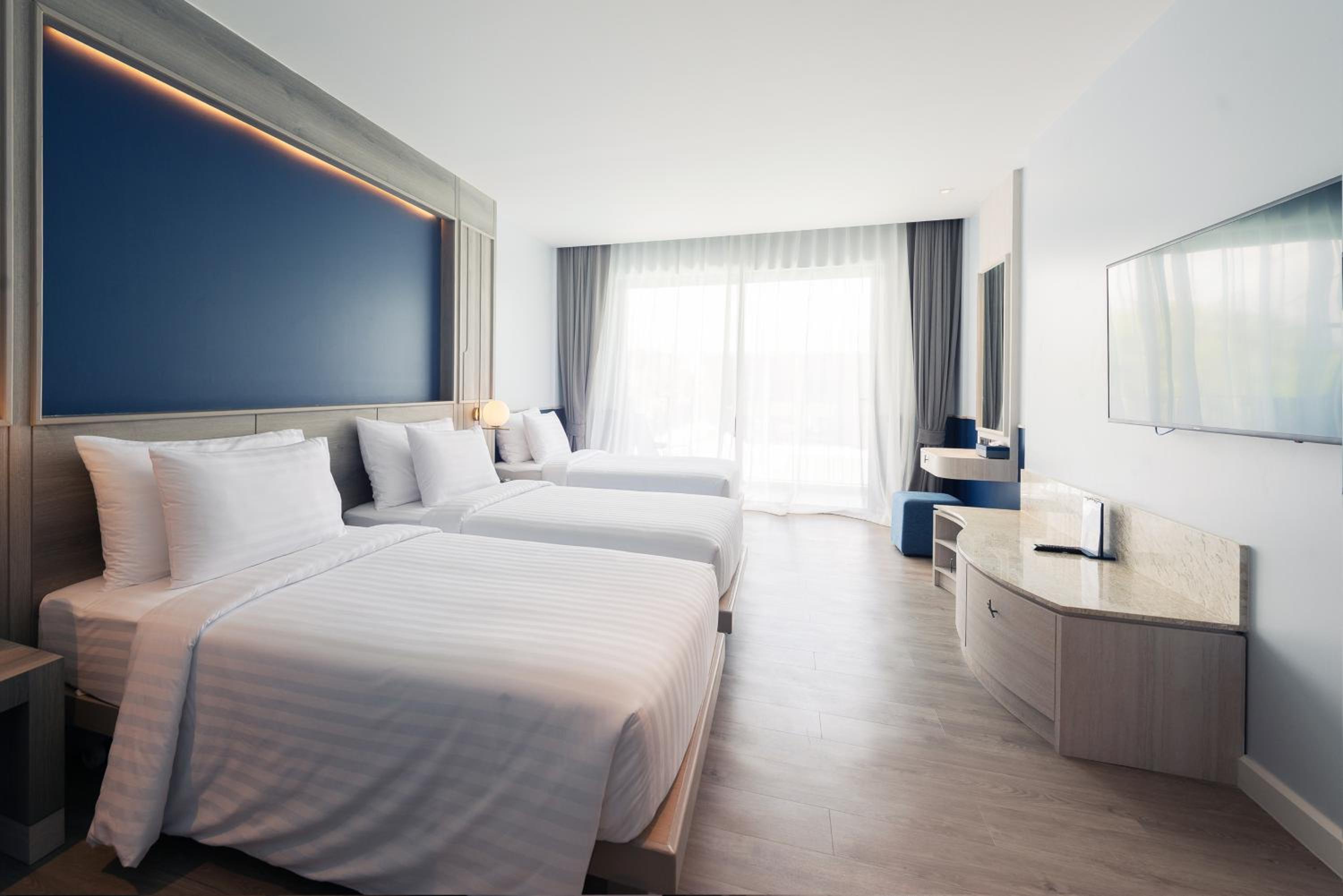 Triple Room with Pool View - Photo 4