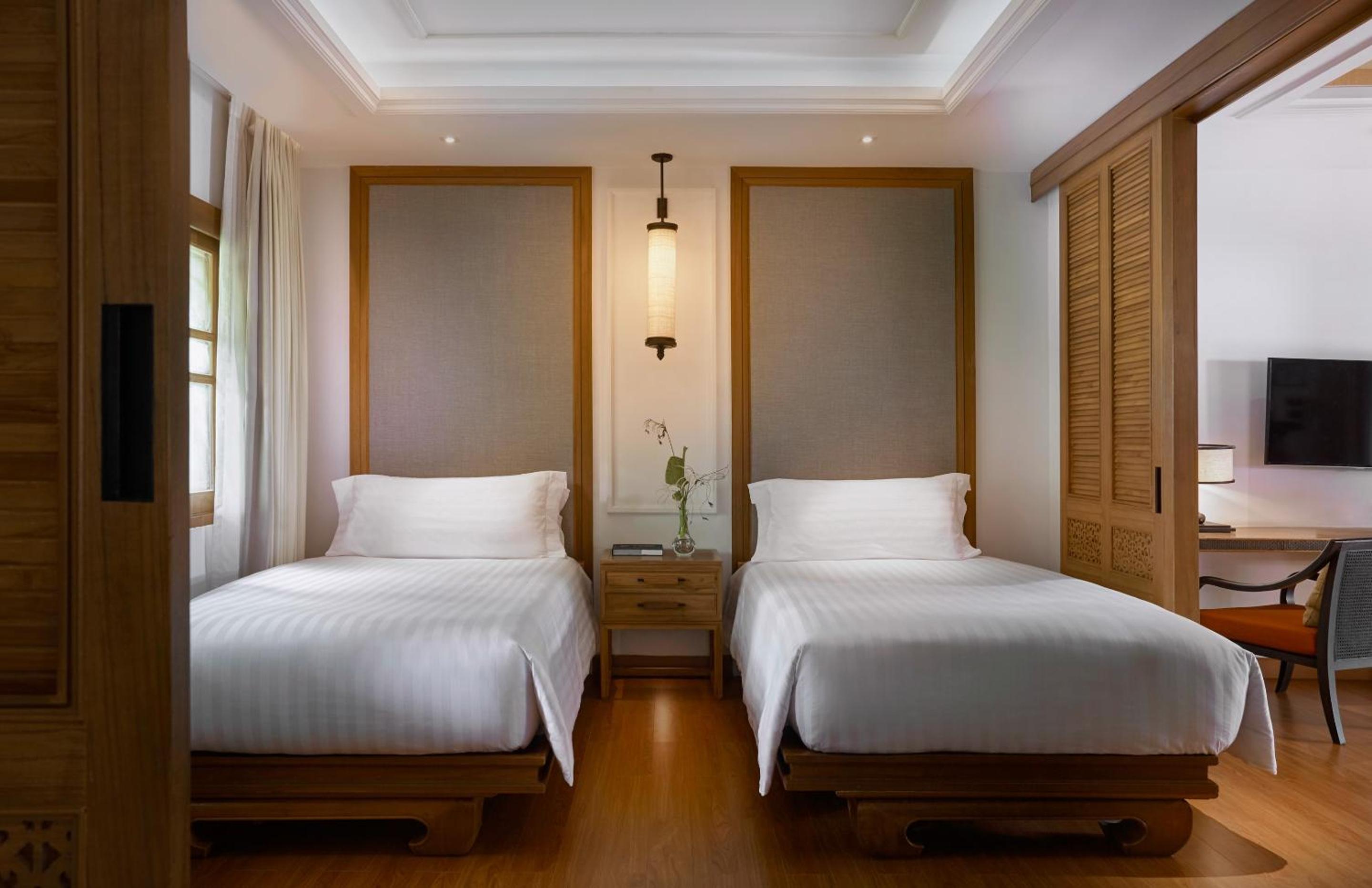 Two Bedroom Deluxe Beachfront Villa with Jacuzzi - Photo 4