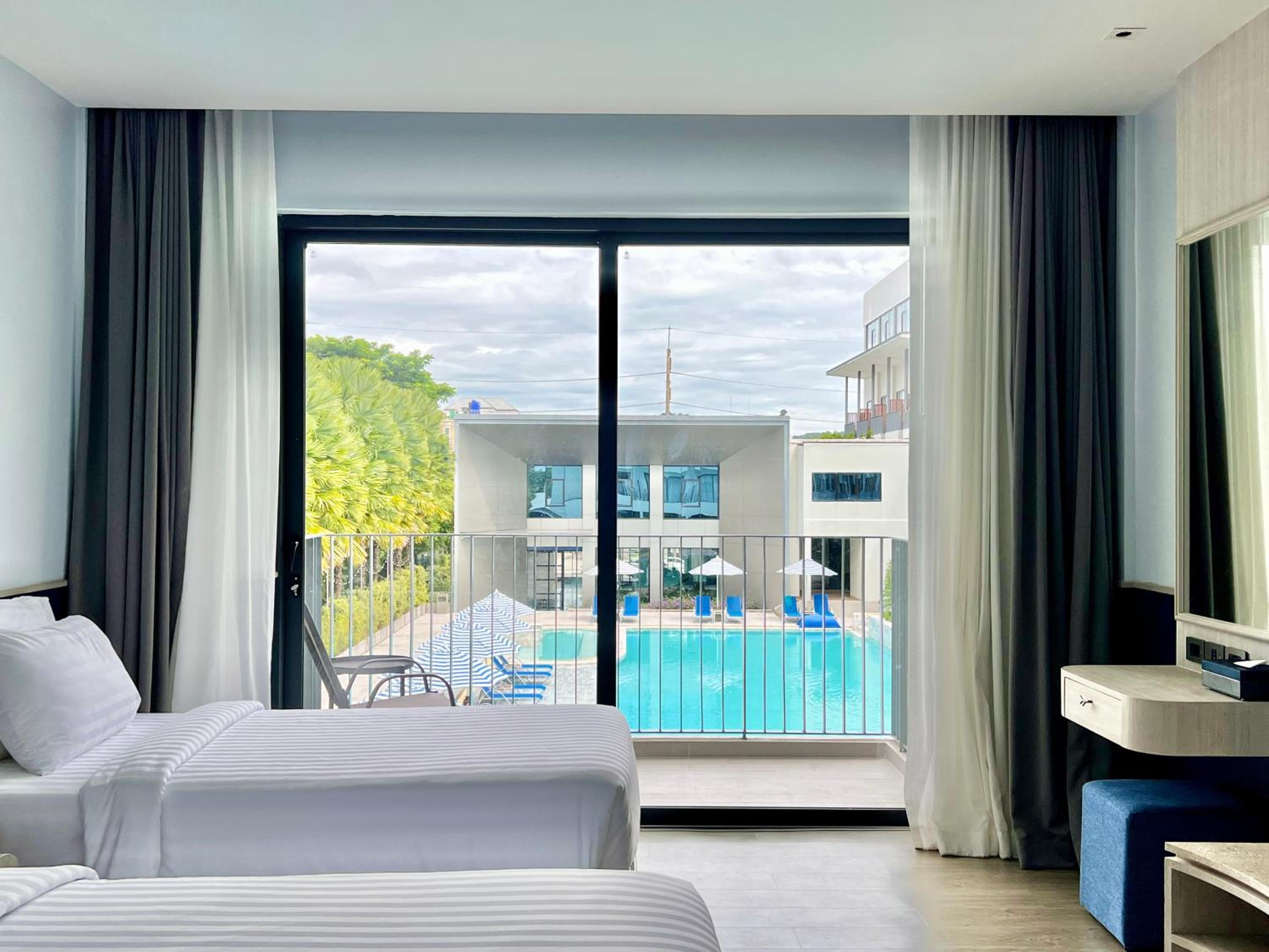 Triple Room with Pool View - Photo 6