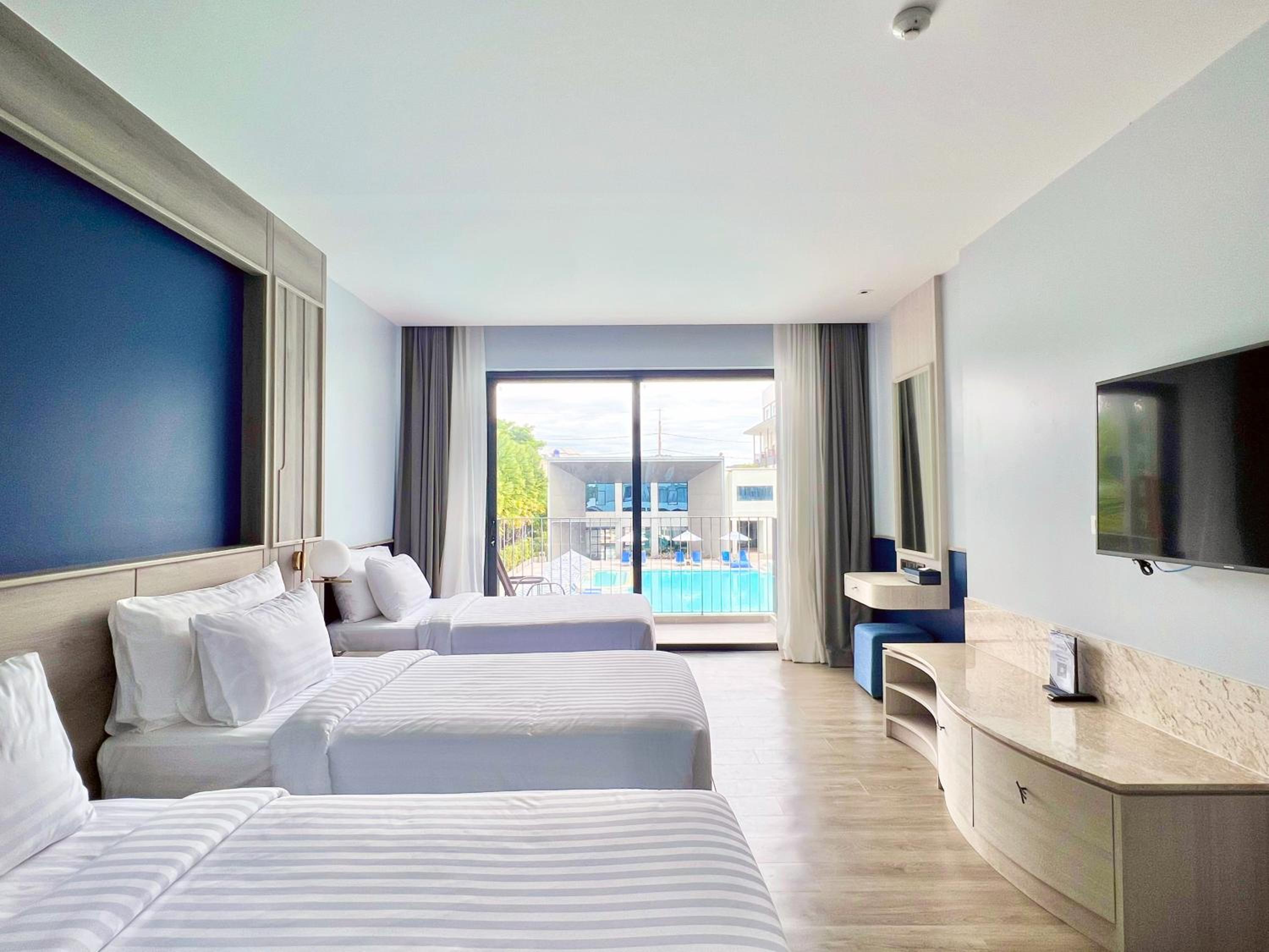 Triple Room with Pool View - Photo 7