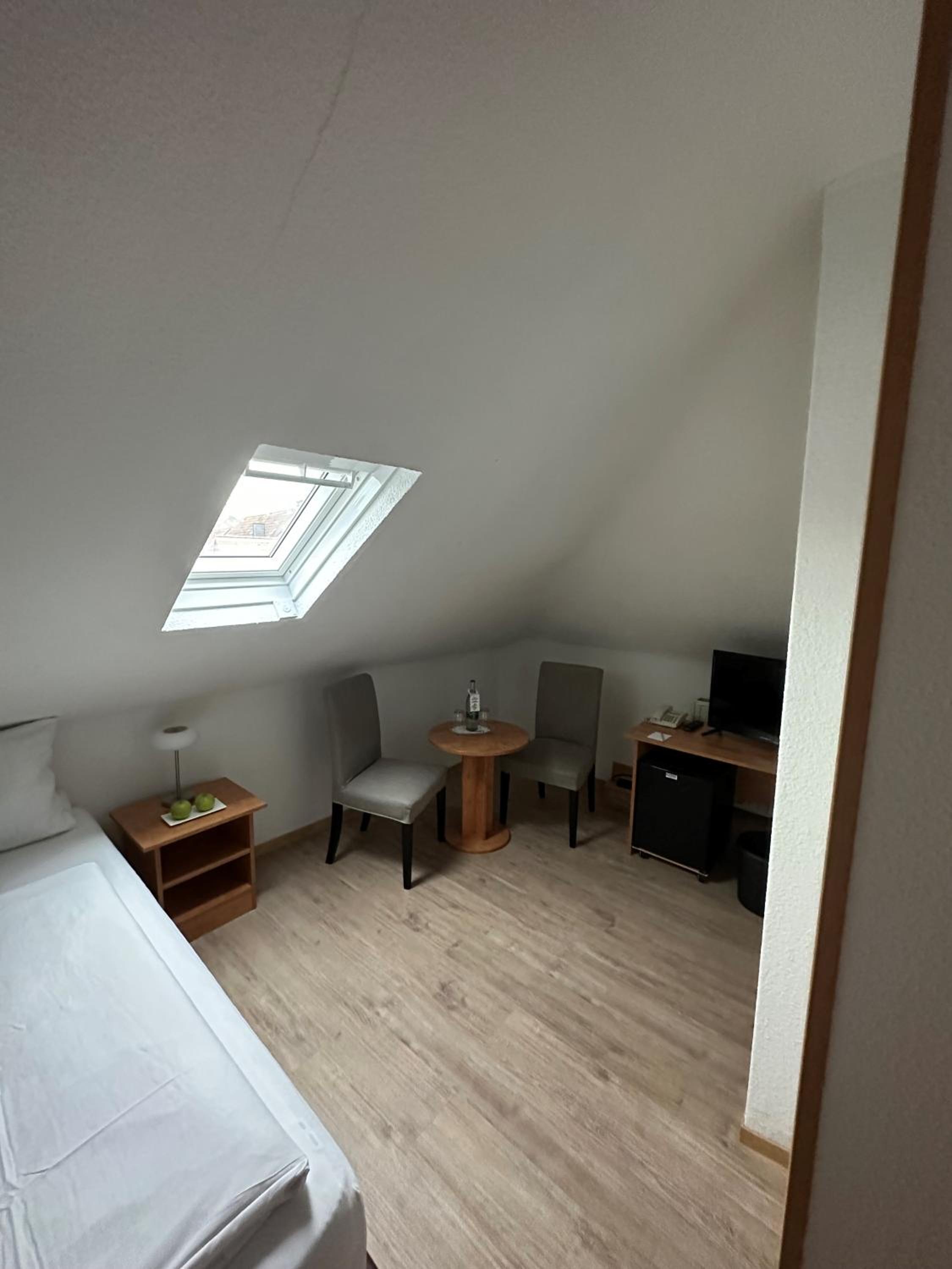 Standard Double Room - Photo 9