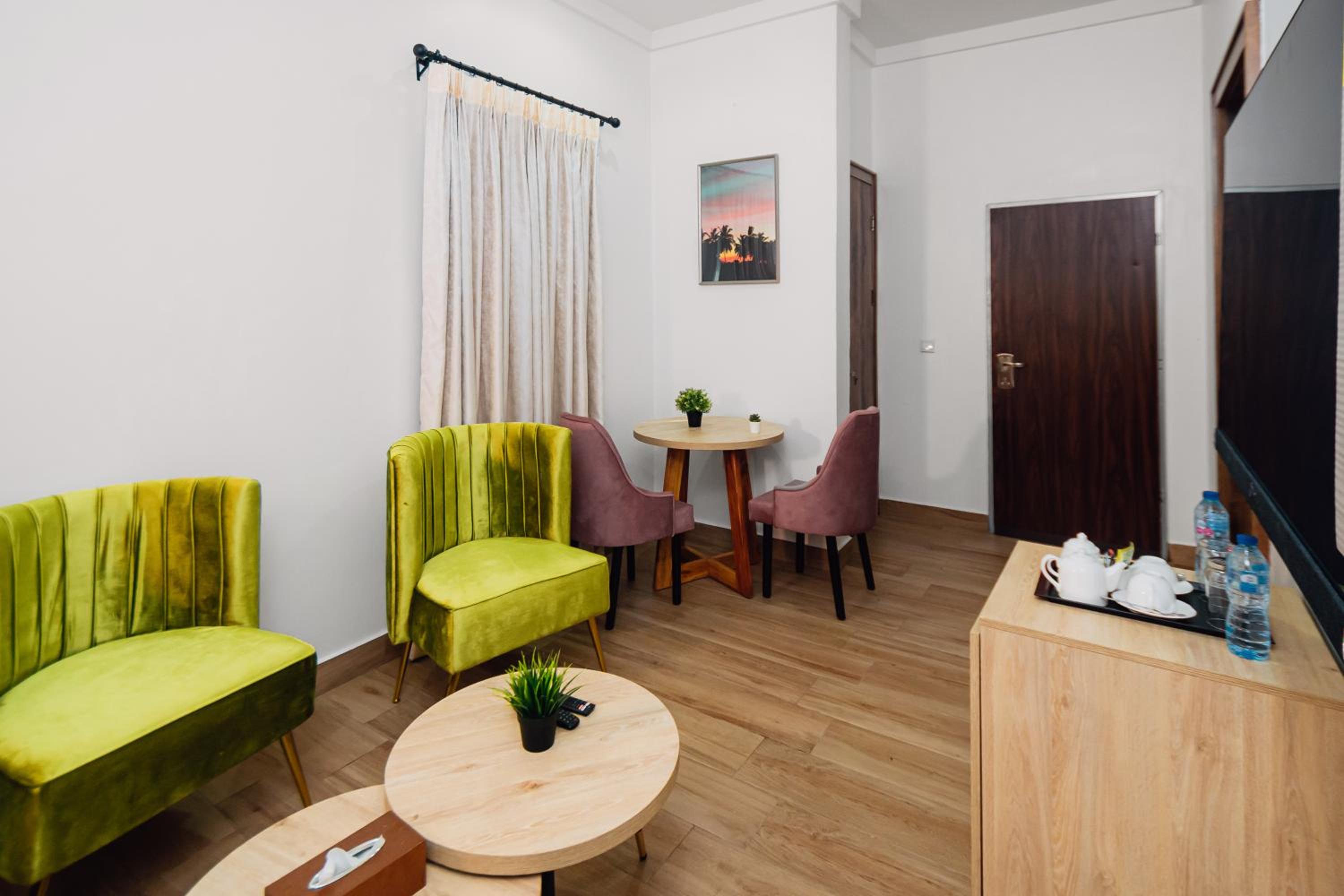 Deluxe King Suite photo 1