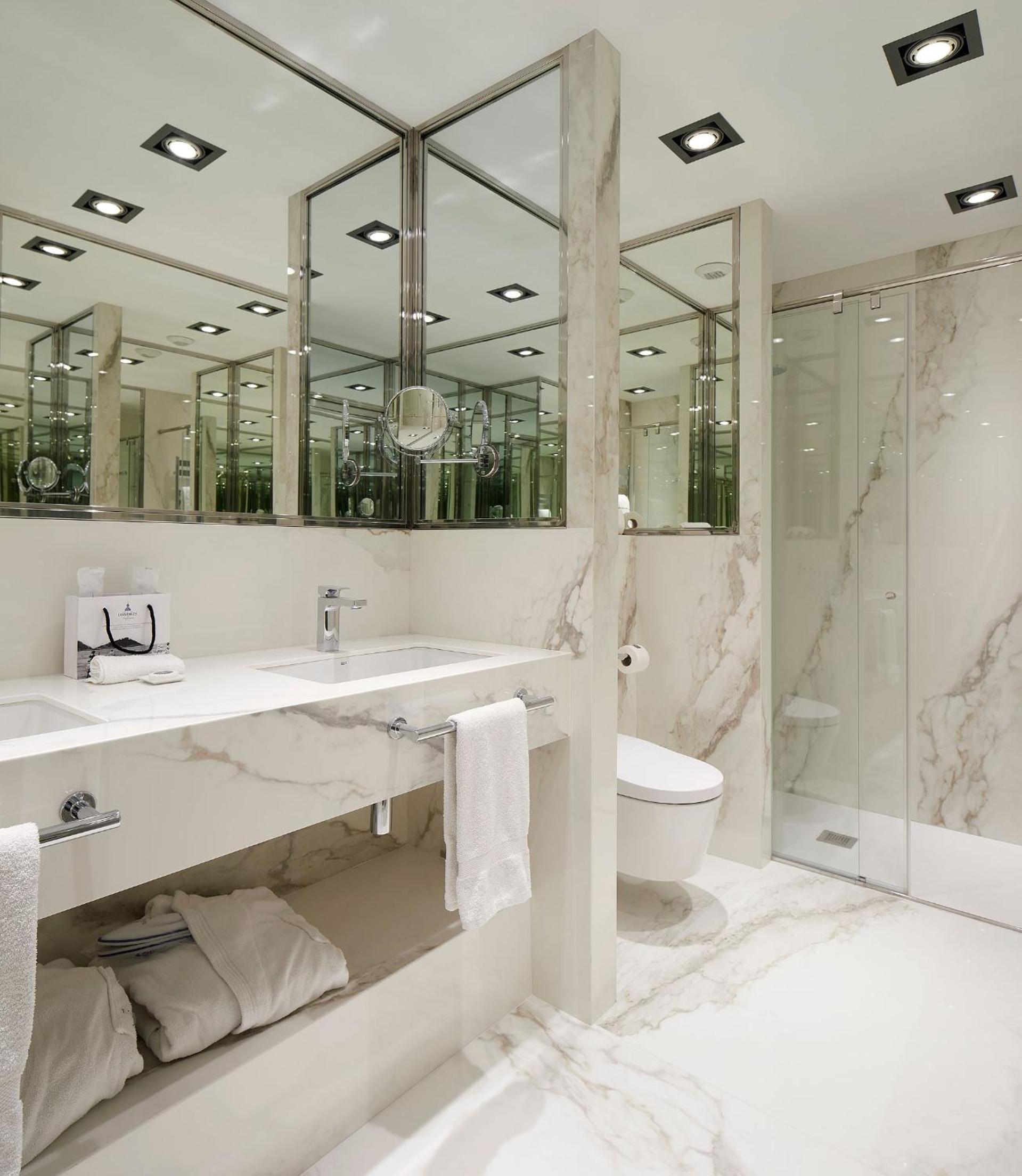 Classic Double or Twin Room with City View - Photo 2