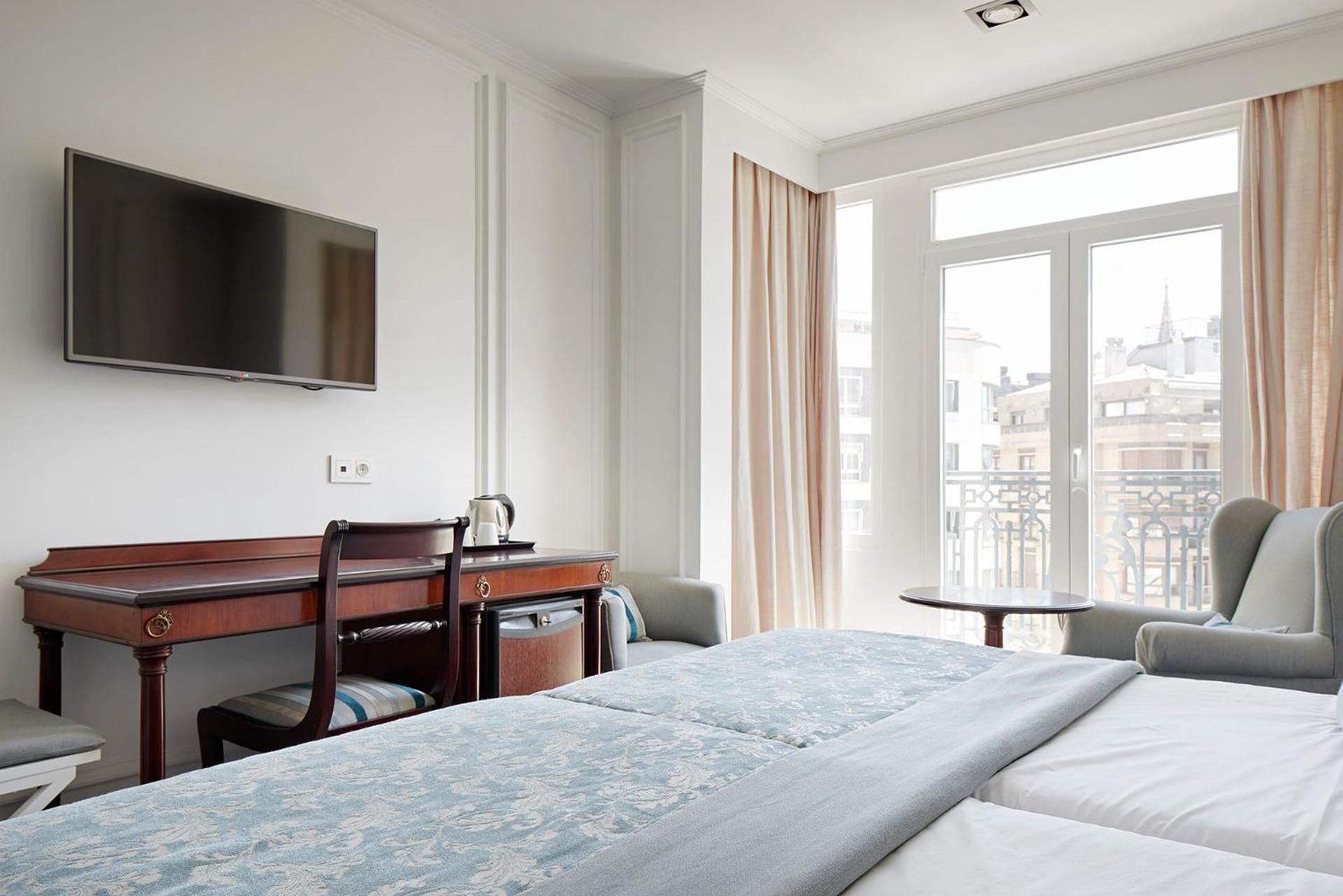 Classic Double or Twin Room with City View - Photo 9