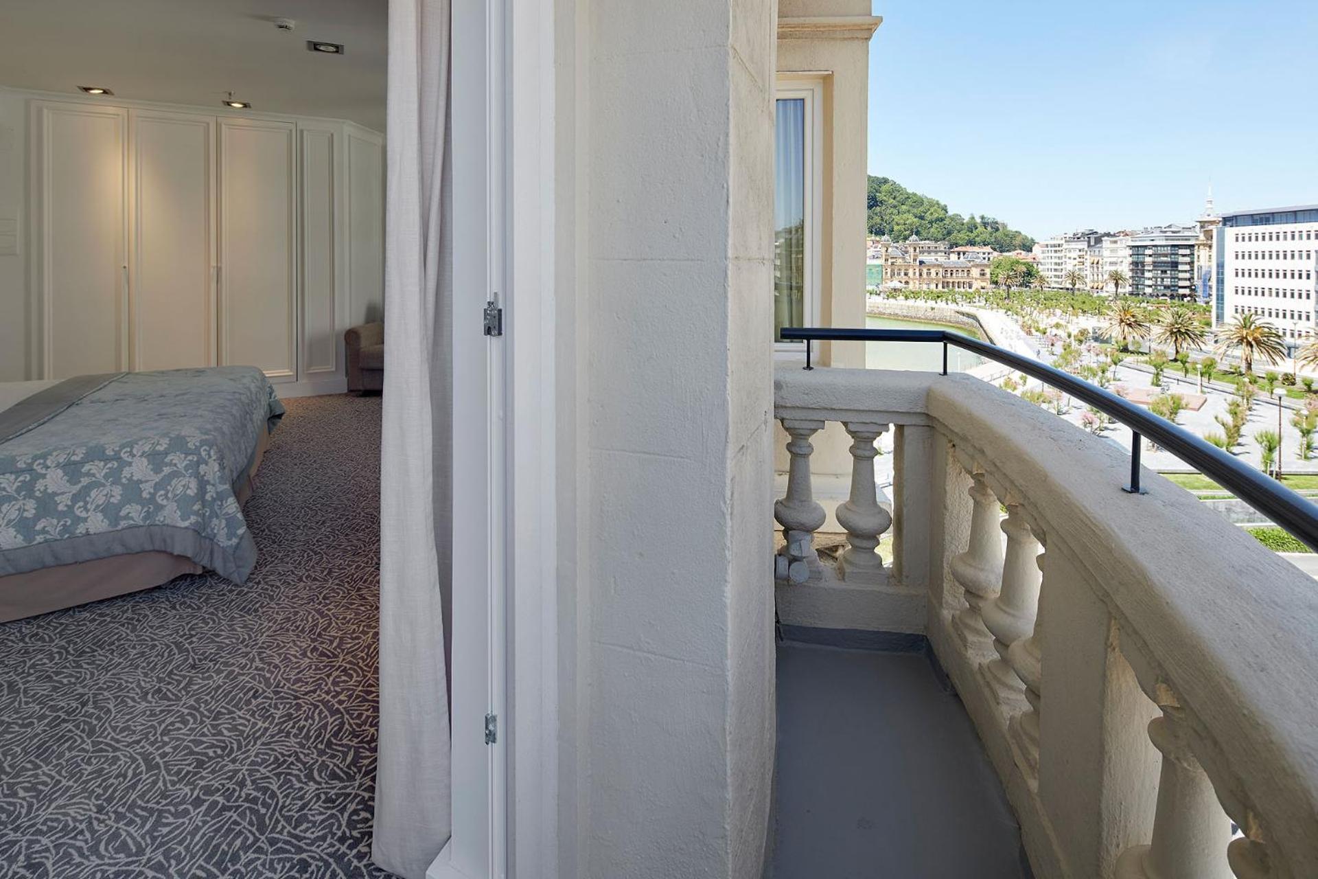 Grand City Room photo 3