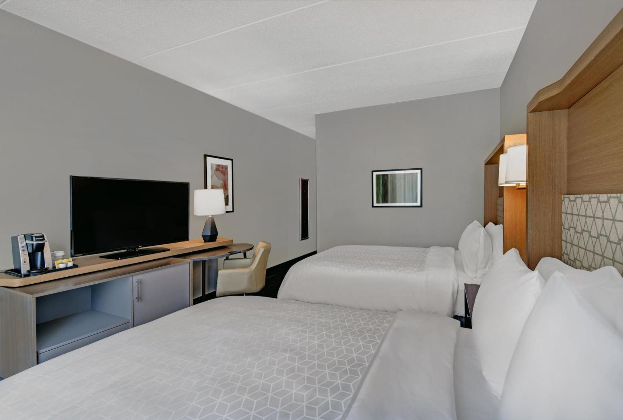 Standard Queen Room with Two Queen Beds - Top Floor - Photo 10