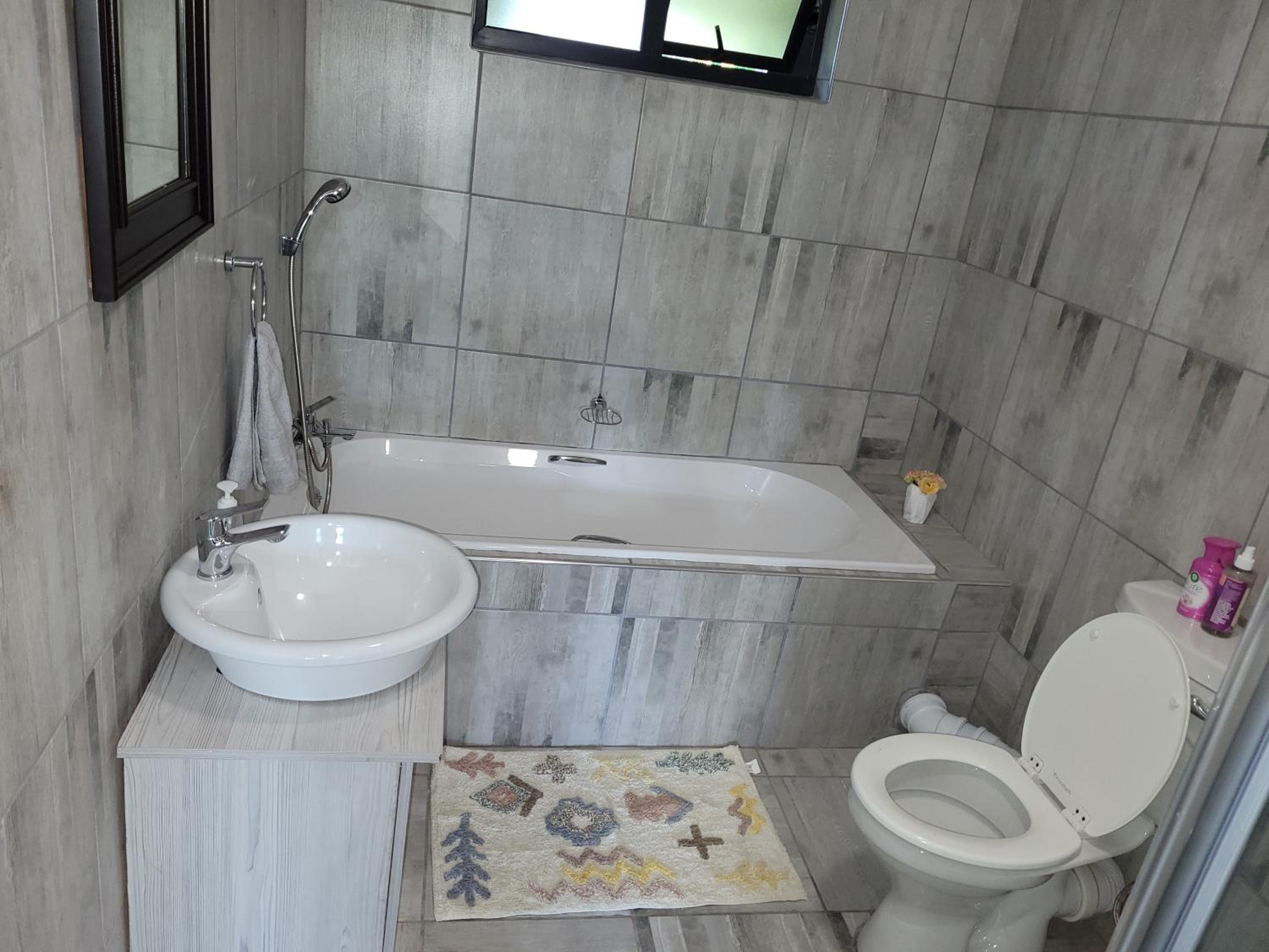 Twin Room with Private Bathroom photo 2