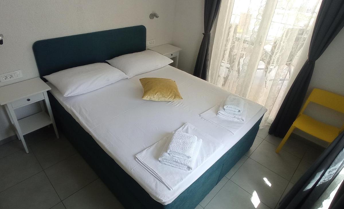 One Bedroom Apartment with Balcony and Sea View