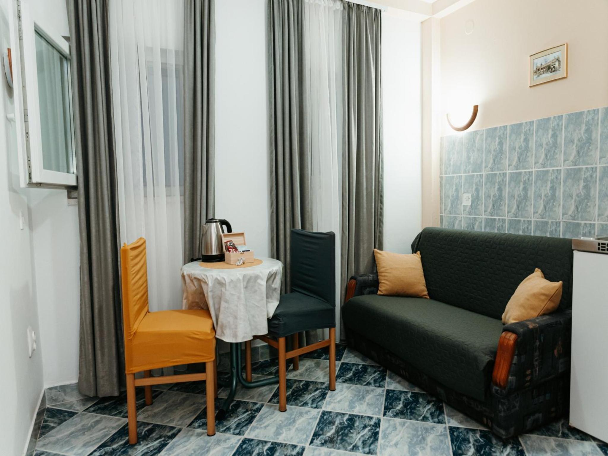 One Bedroom Apartment with Balcony - Photo 1