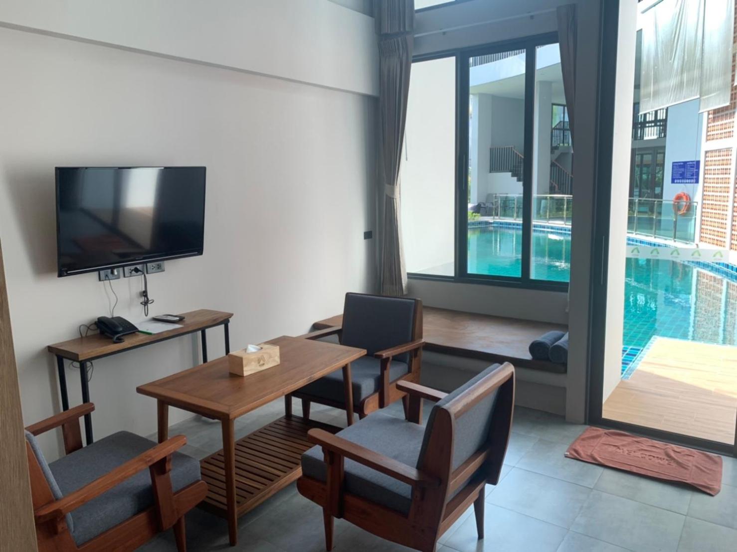 Suite with Pool View - Photo 20