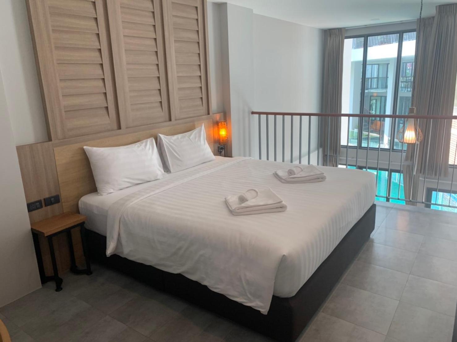 Suite with Pool View - Photo 19