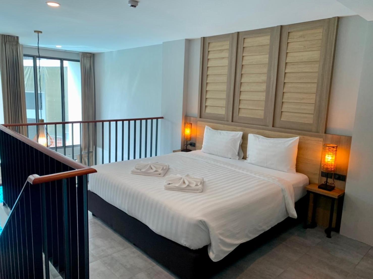 Suite with Pool View - Photo 18