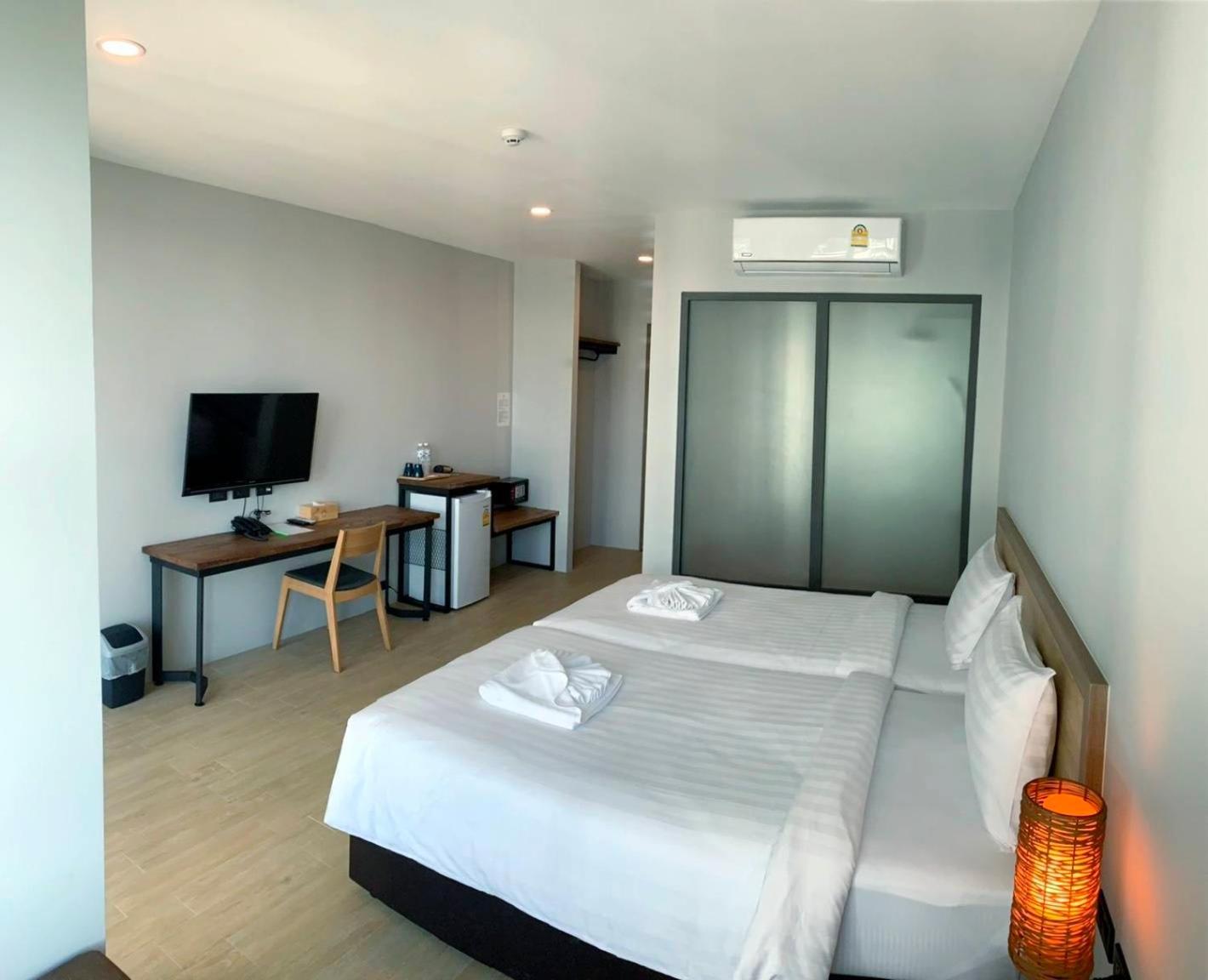 Twin Room with Pool View - Photo 7