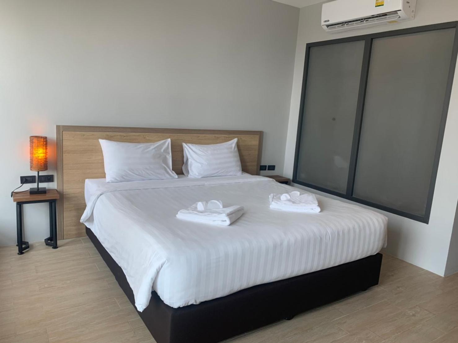 Double Room with Pool View - Photo 10