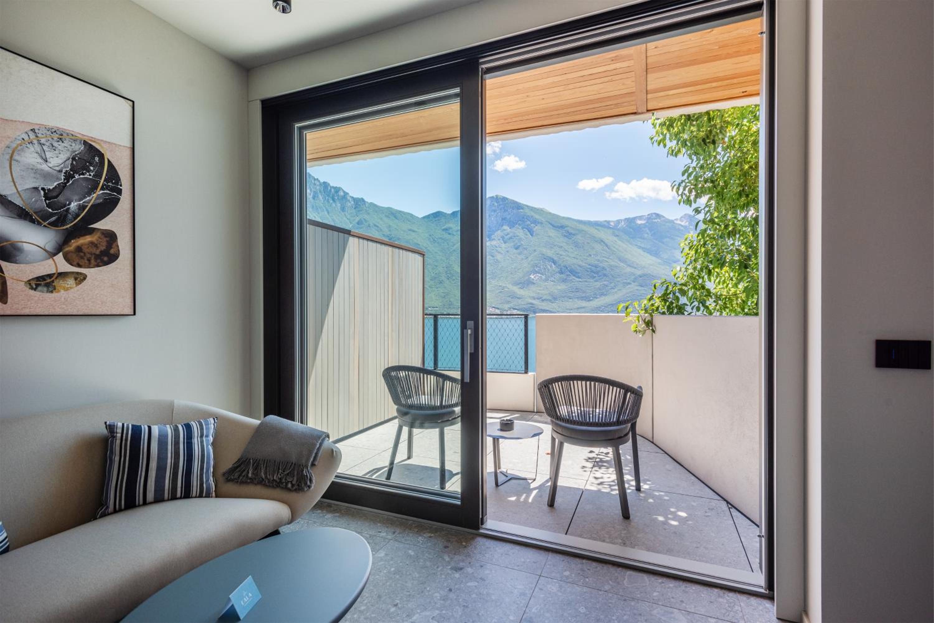 Junior Suite with Lake View - Photo 9