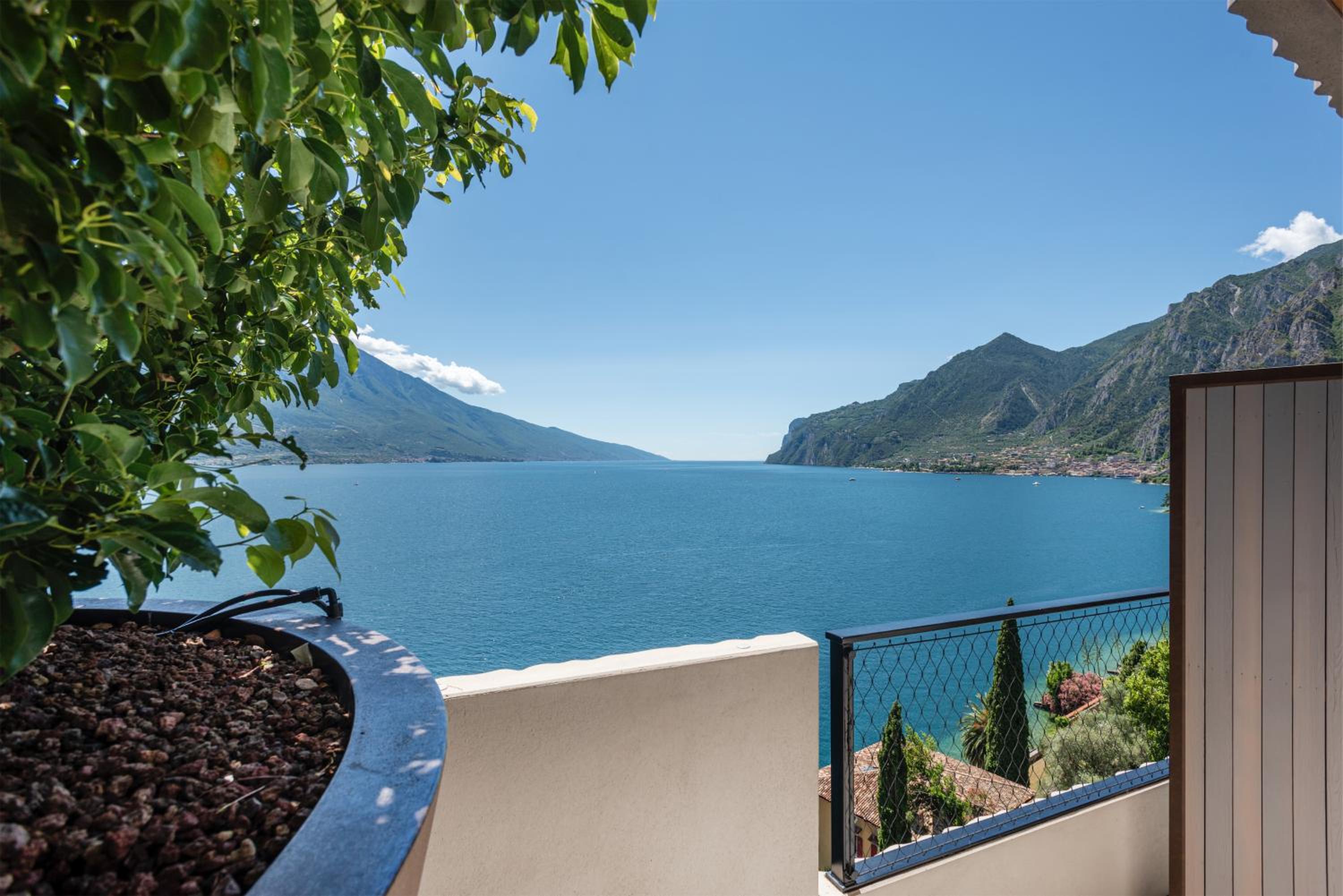 Junior Suite with Lake View - Photo 10