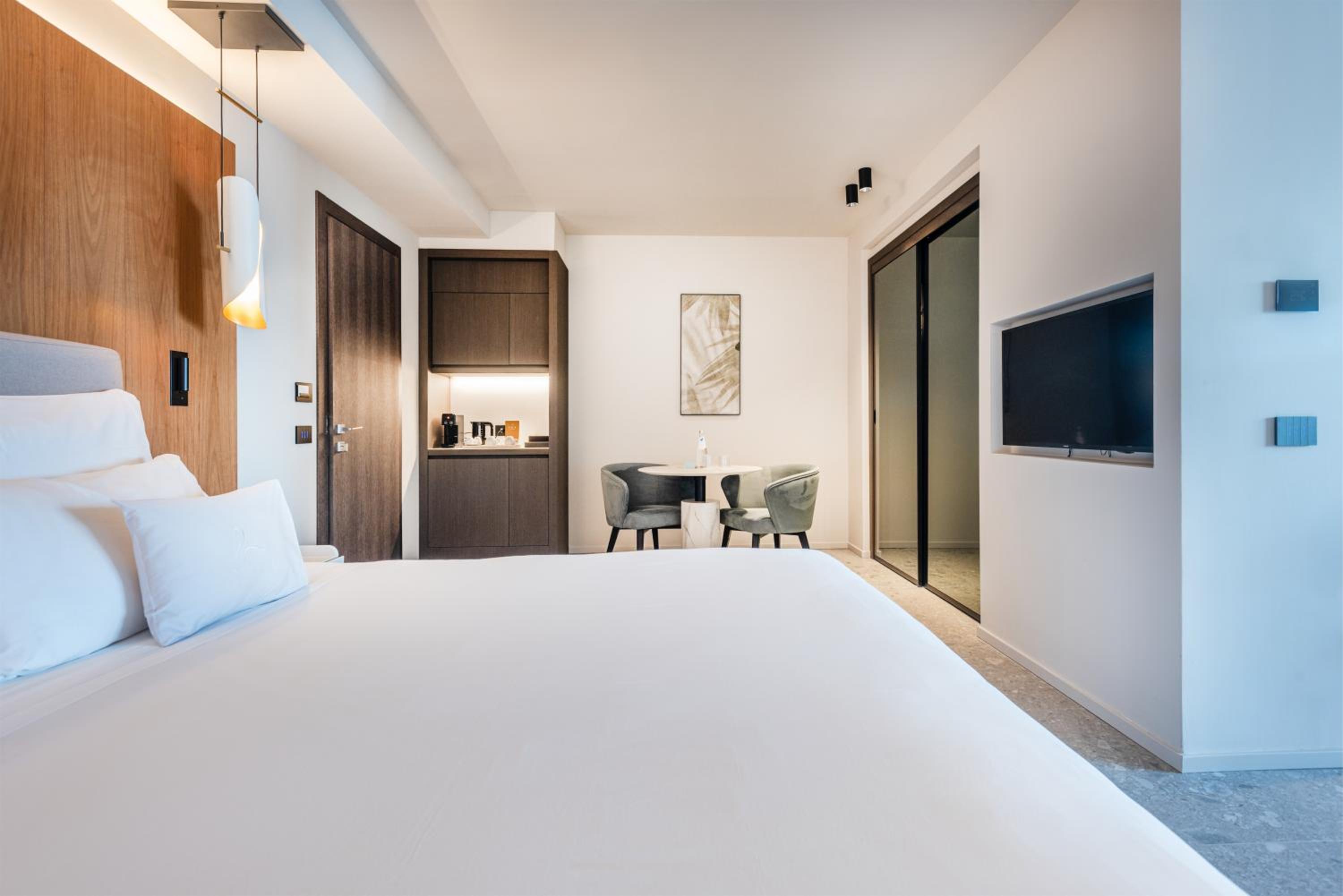 Junior Suite with Lake View - Photo 8