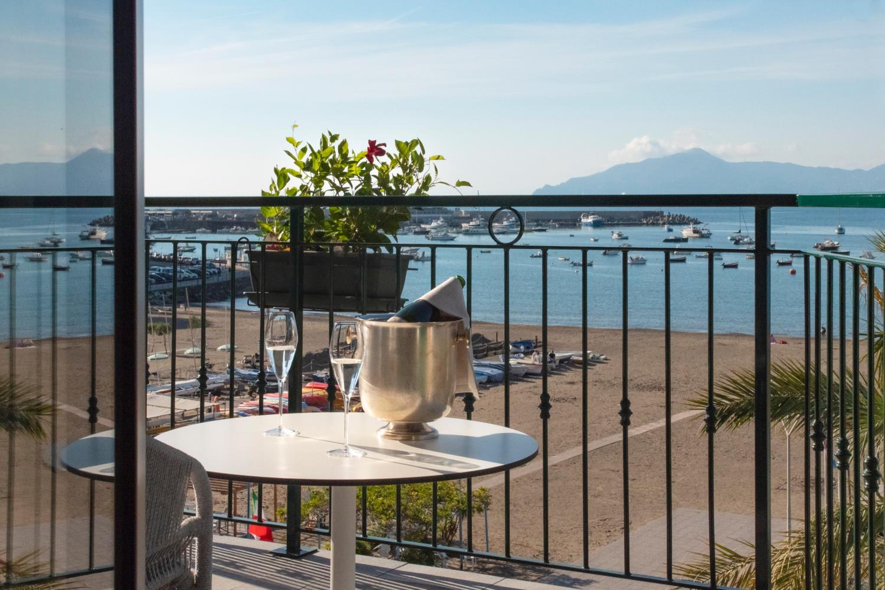 One-Bedroom Suite with Balcony and Sea View - Photo 5