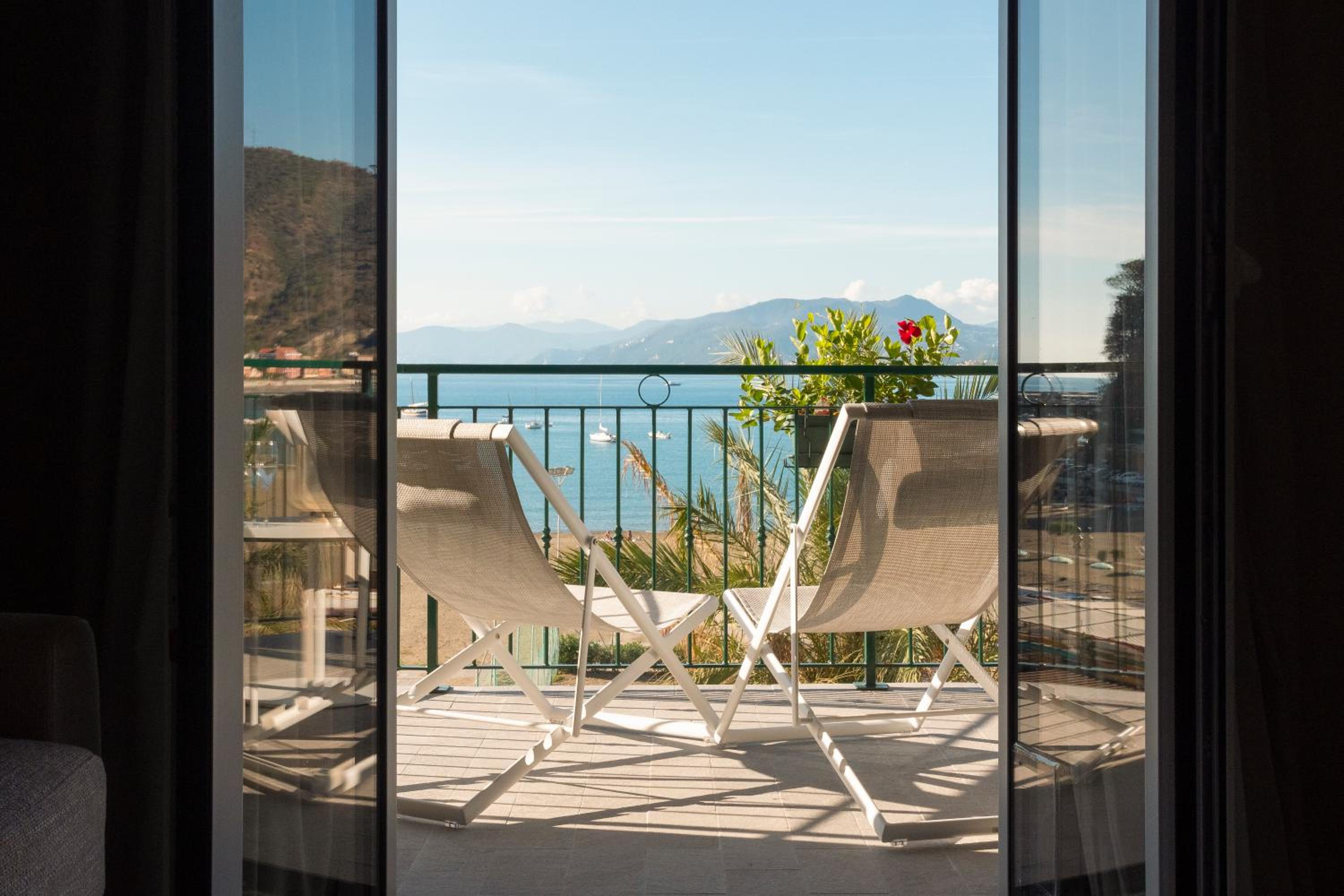One-Bedroom Suite with Balcony and Sea View - Photo 4
