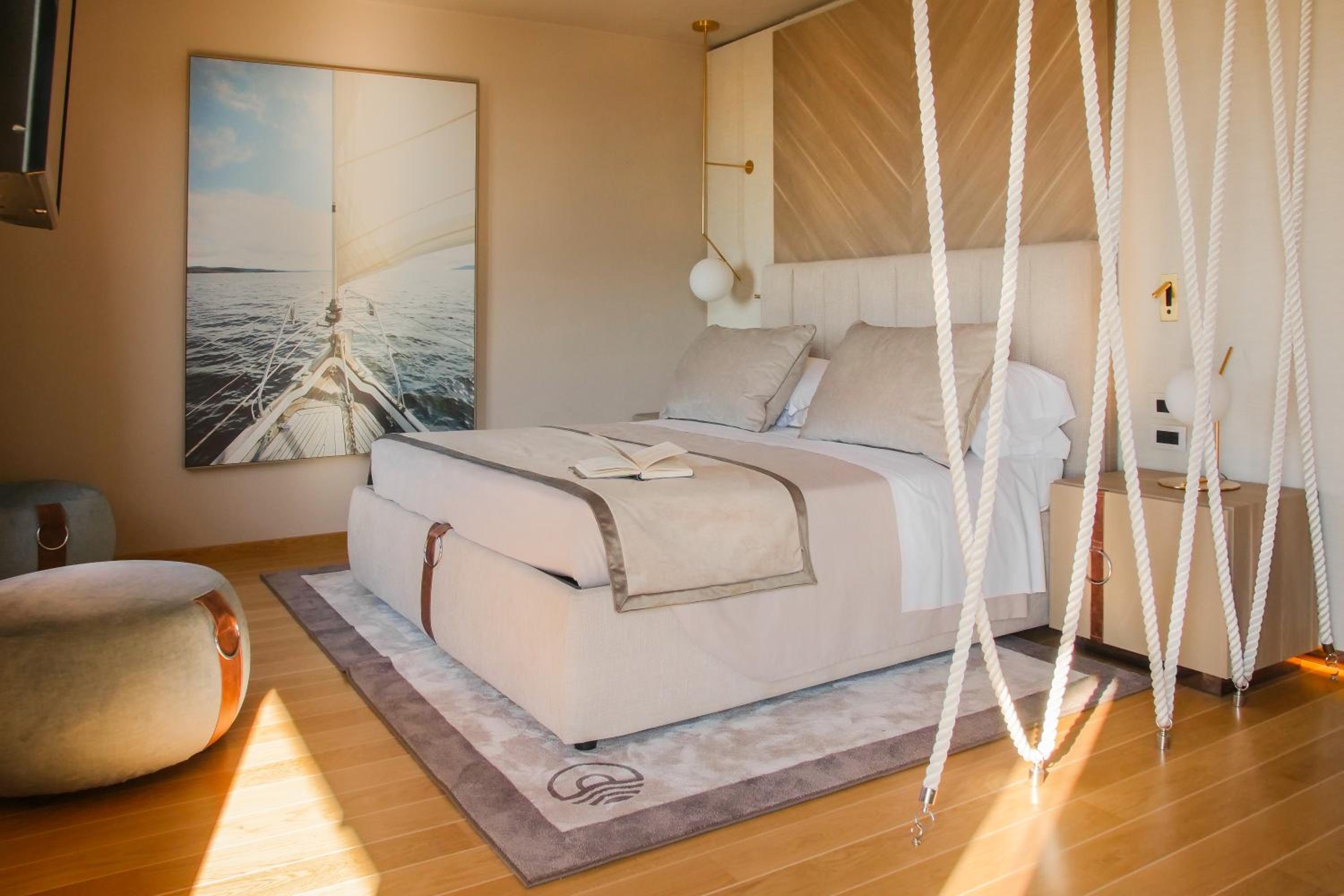One-Bedroom Suite with Balcony and Sea View - Photo 2