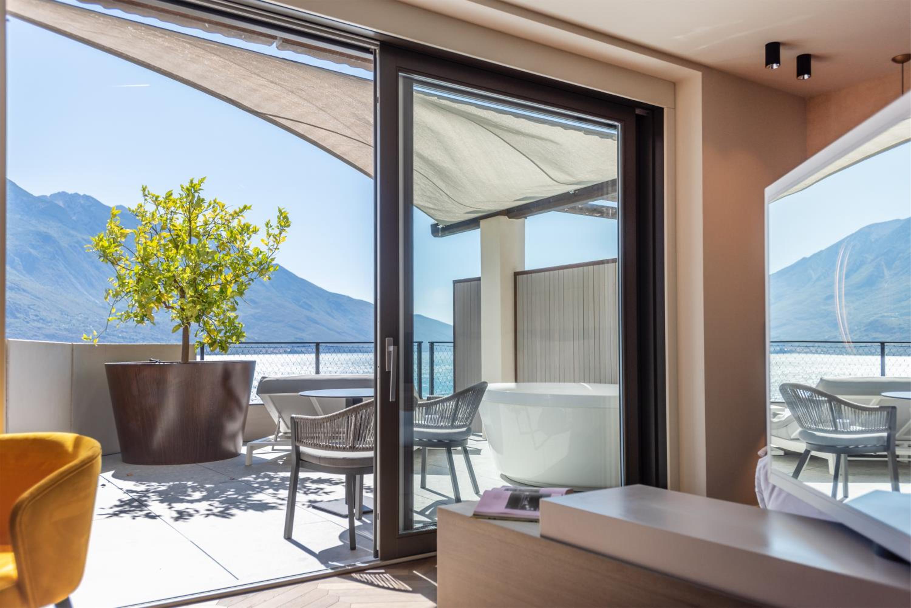 Suite with Lake View - Photo 10