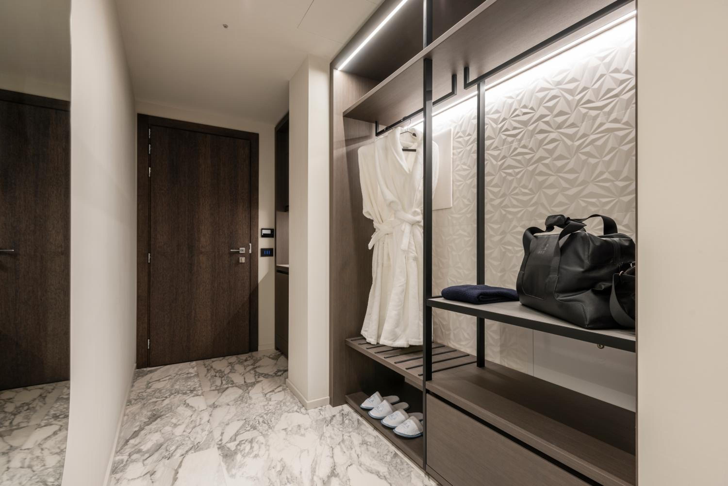 Deluxe Junior Suite with Lake View - Photo 12