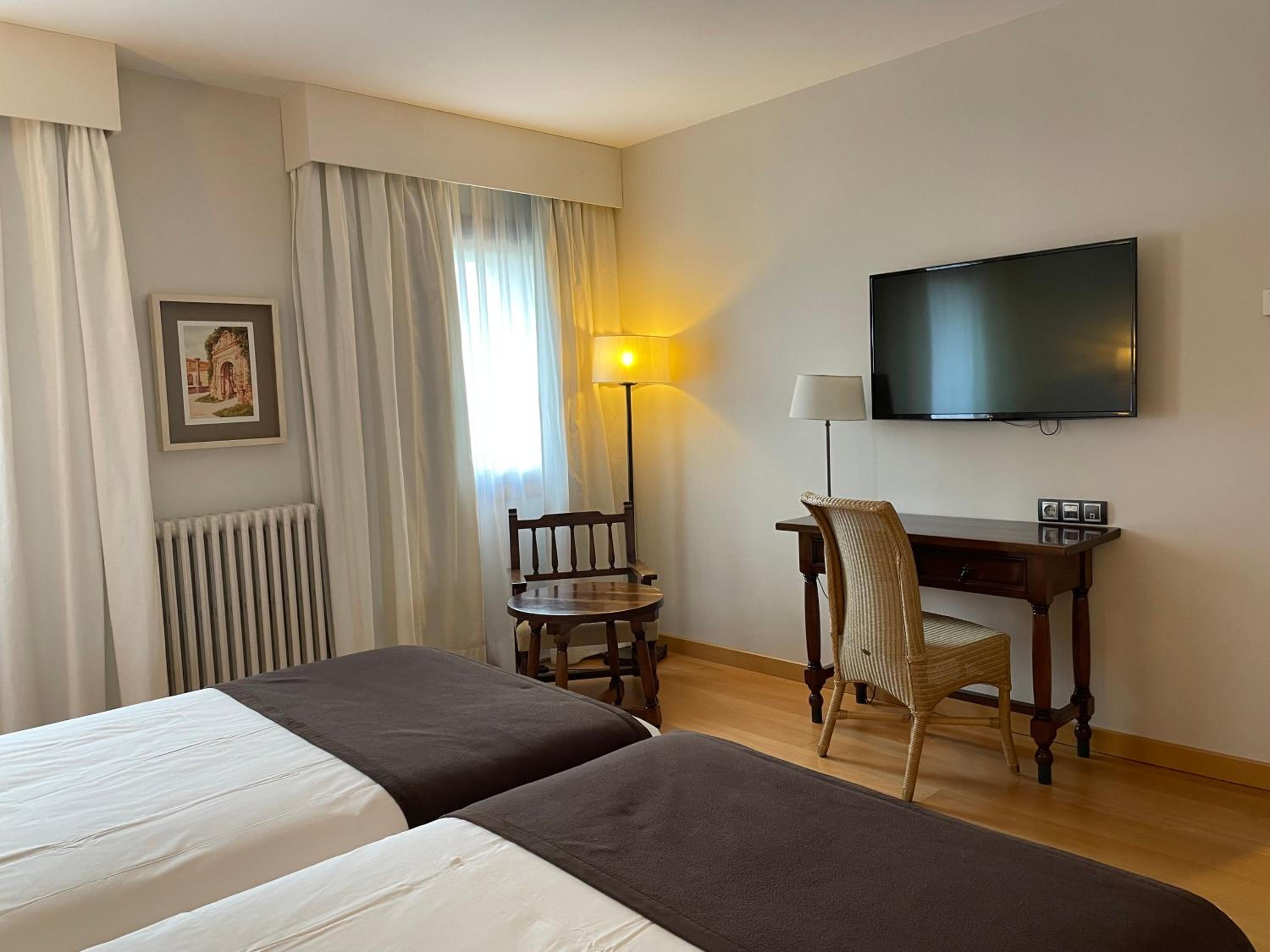 Standard Double Room - Photo 9