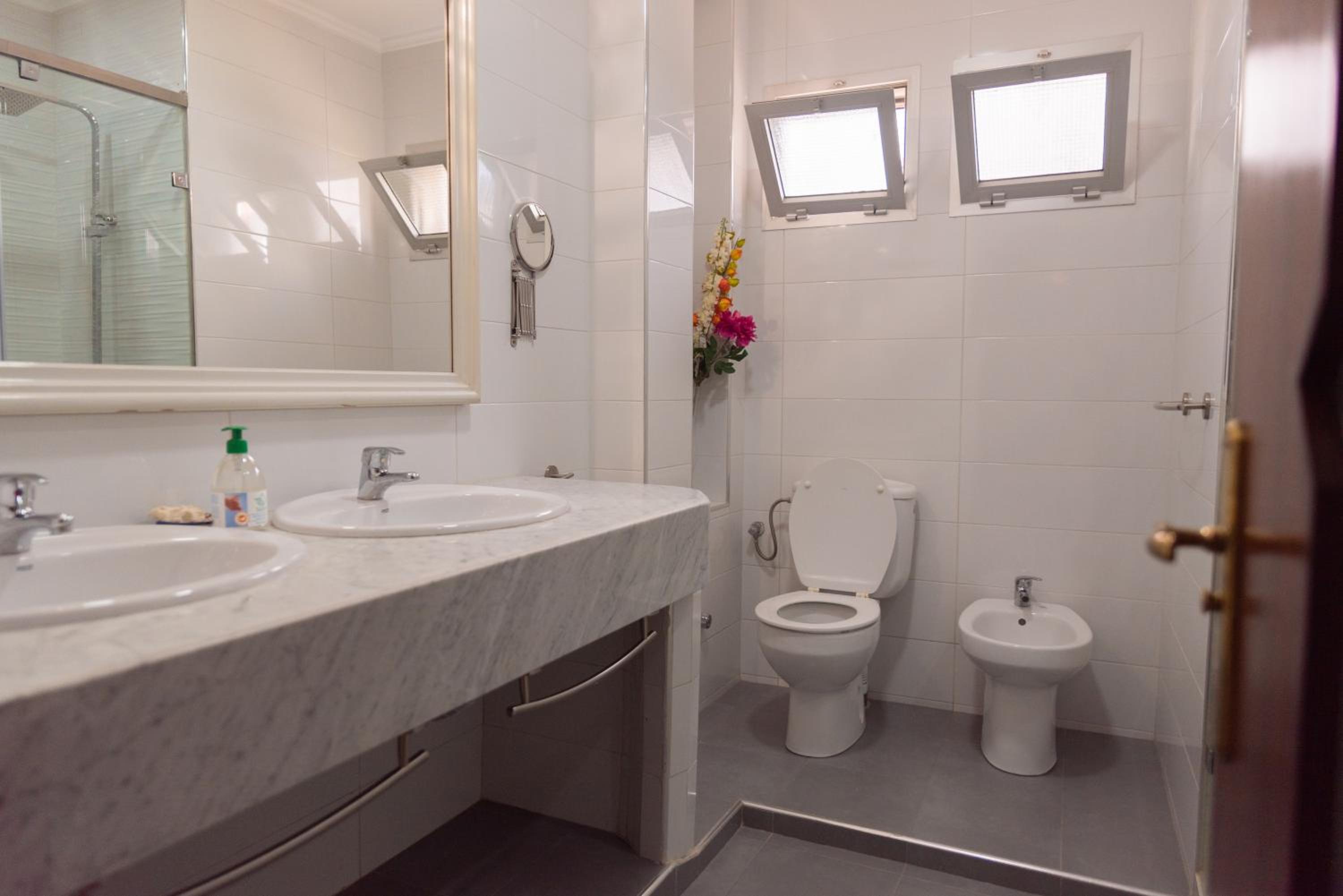 Quadruple Room with Private Bathroom photo 3