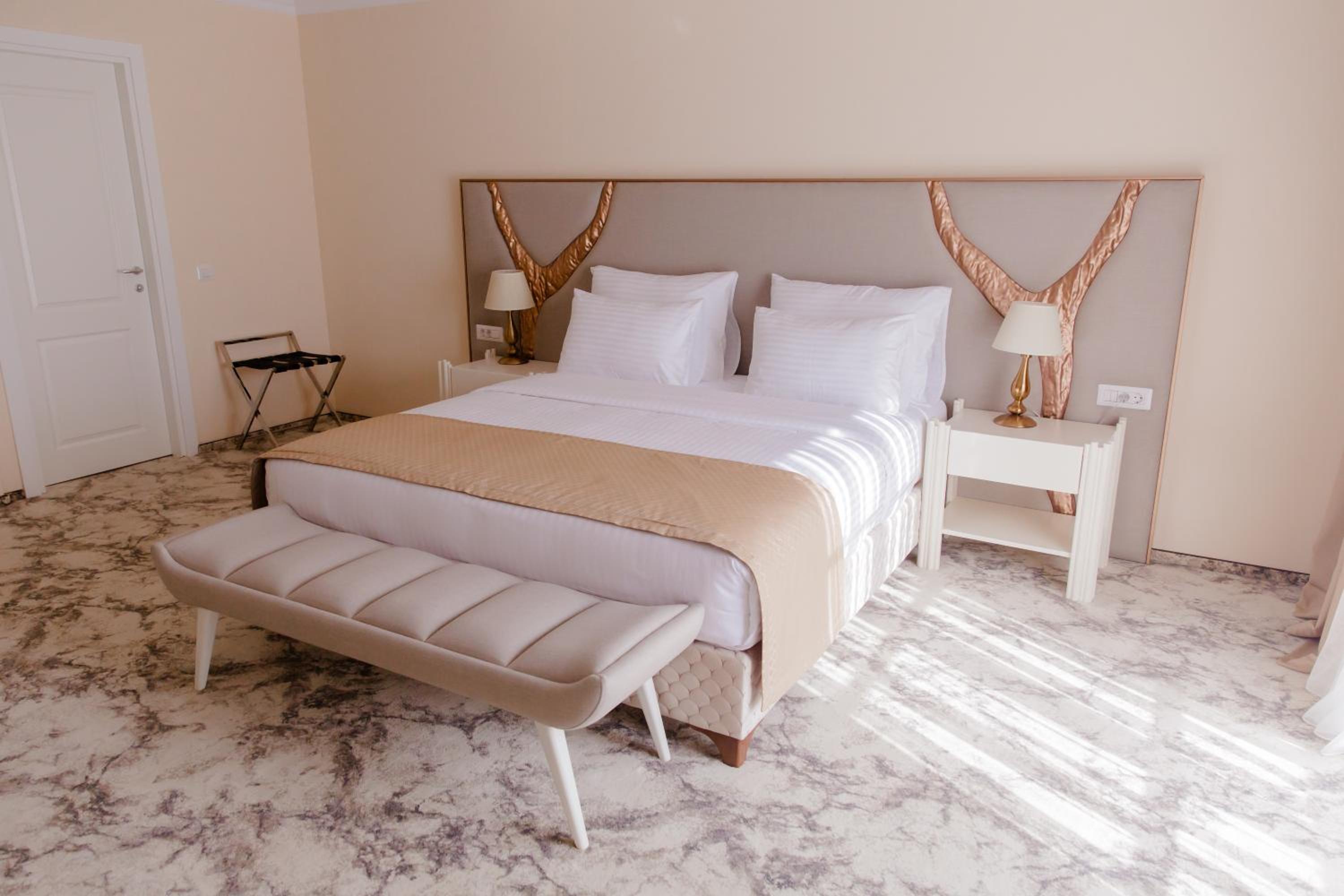 Deluxe Room - Photo 12