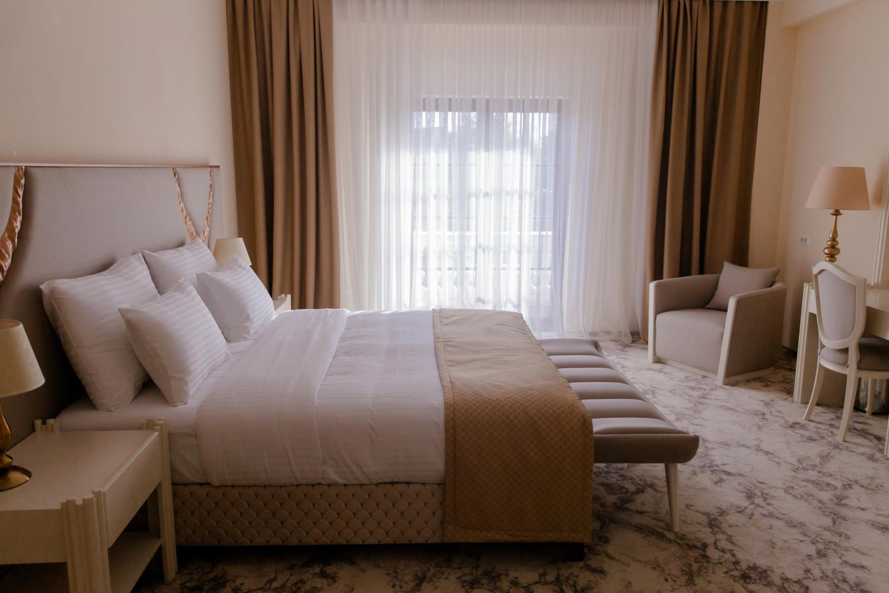 Deluxe Room - Photo 10